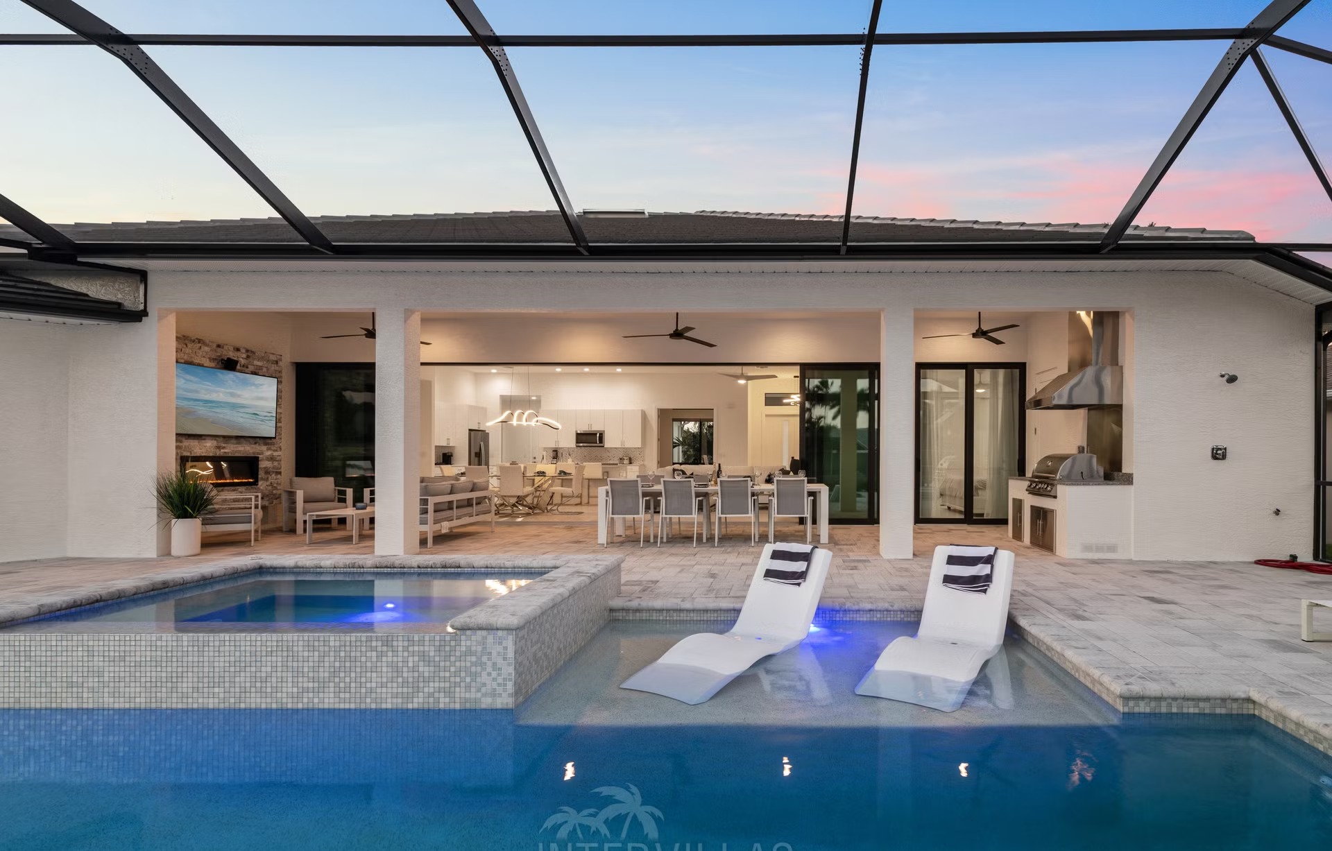 Moderner Poolbereich mit Whirlpool und Blick auf den Kanal.