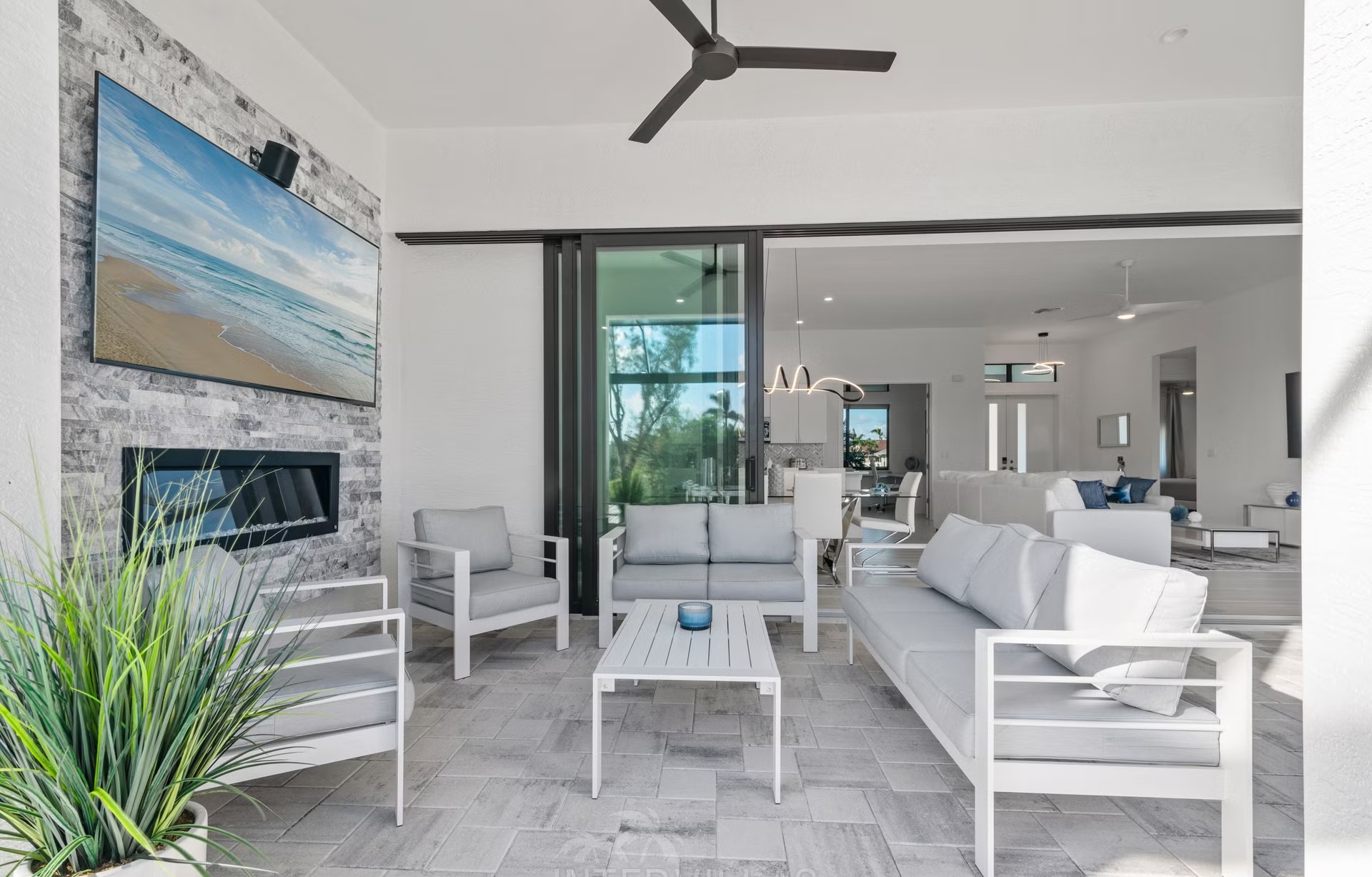 Moderne Villa am Kanal mit beheiztem Pool, Whirlpool und privatem Bootsdock.