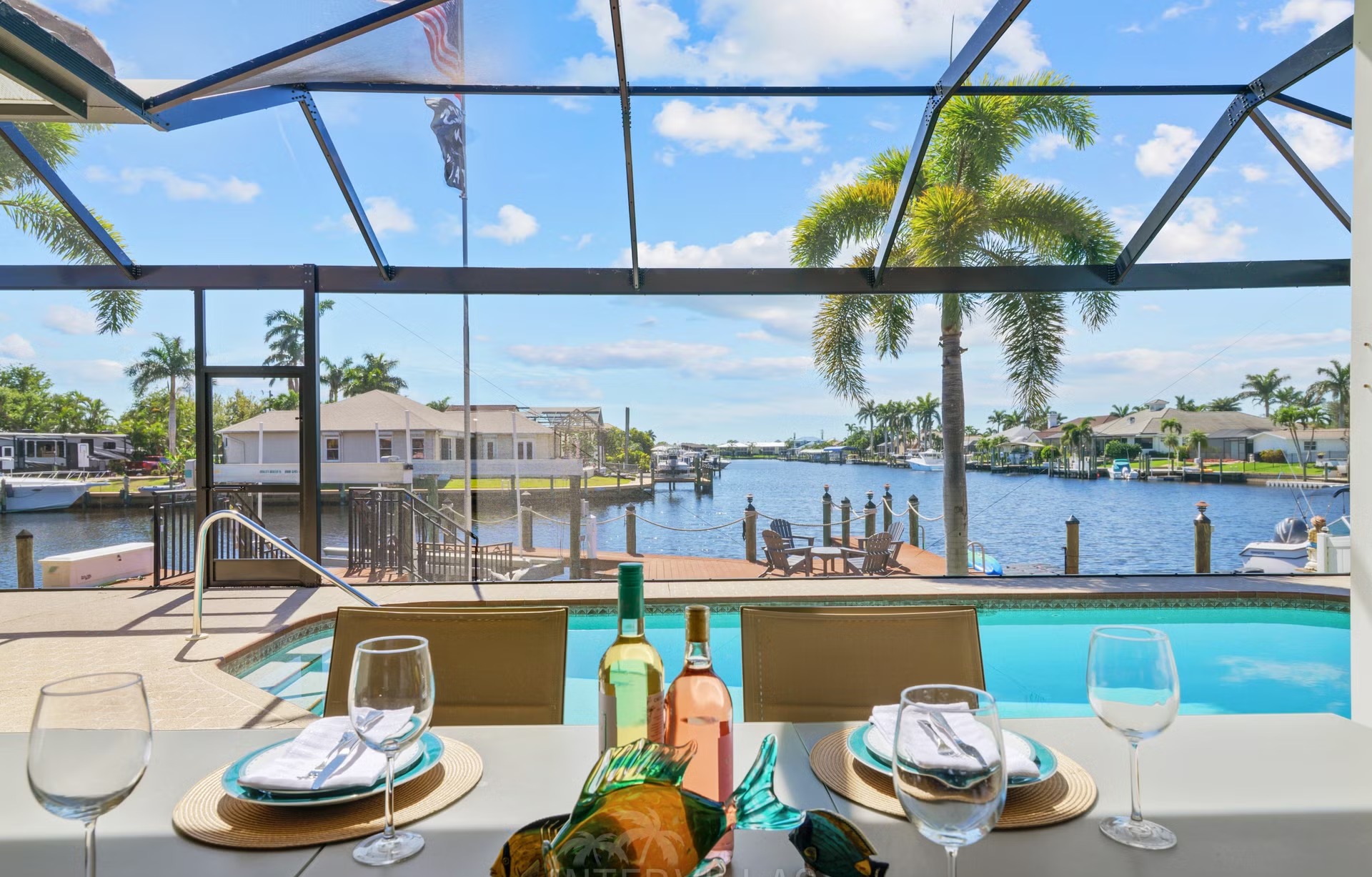 Beheizter Pool mit Blick auf den Kanal und privatem Bootssteg.