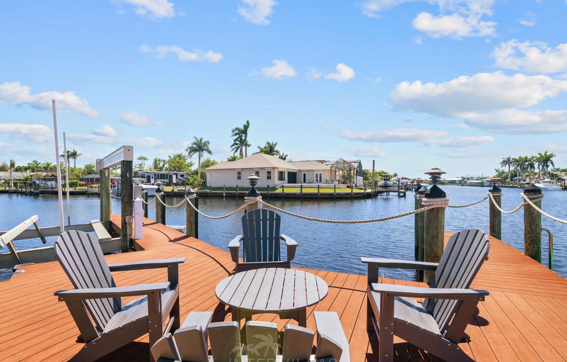 Überdachte Lanai mit Sitzbereich und Blick auf den Kanal.