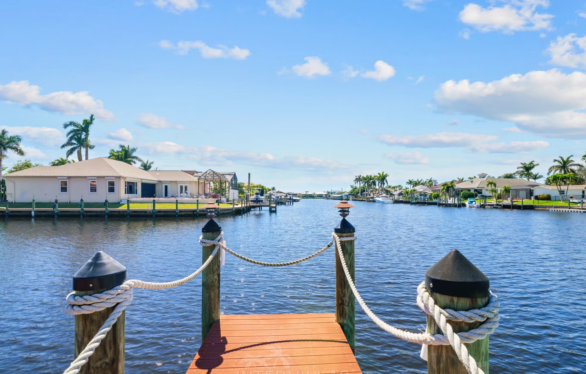 Überdachte Lanai mit Sitzbereich, Outdoor-Küche und Blick auf den Kanal.