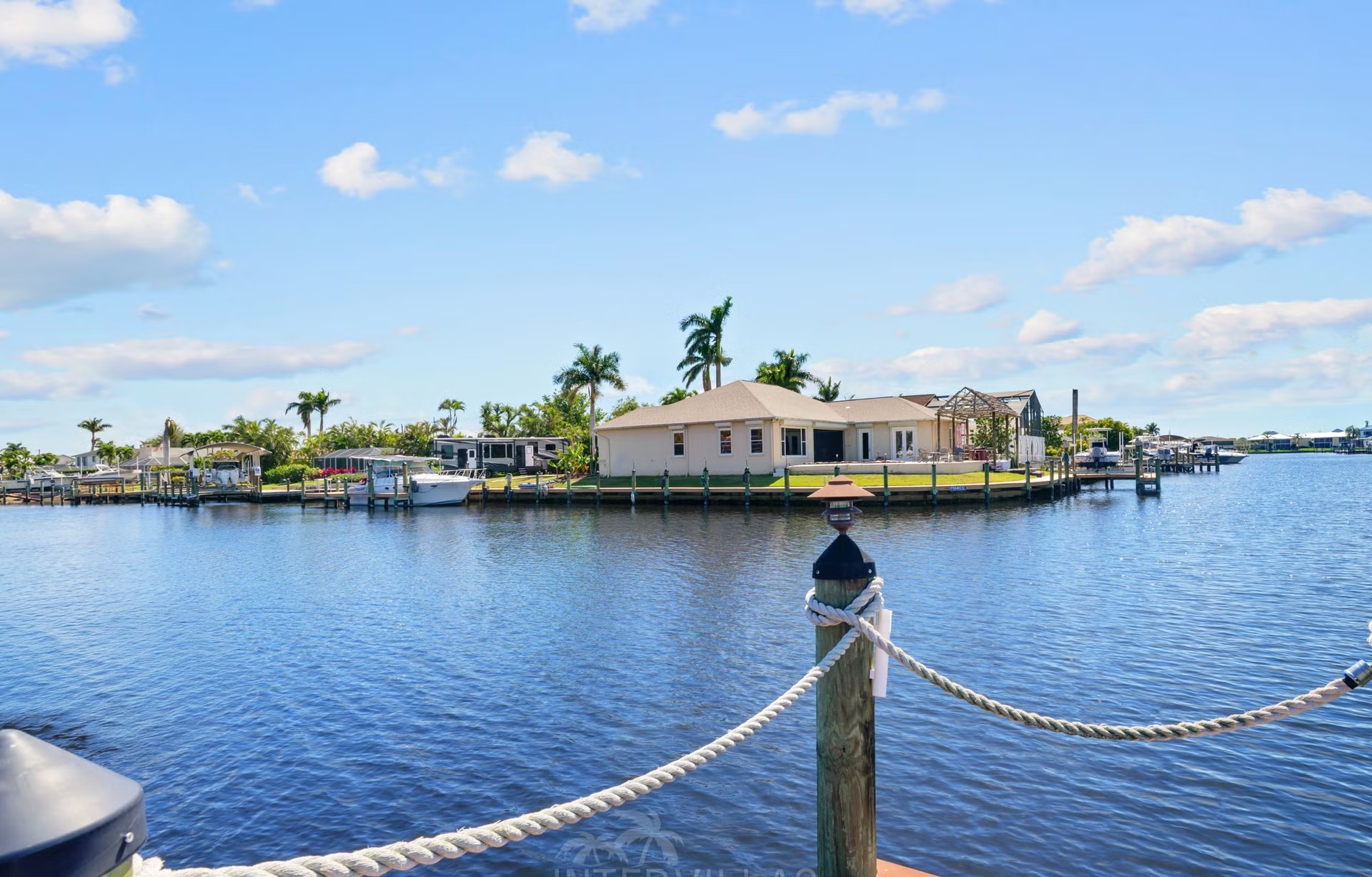 Überdachte Lanai mit Sitzbereich, Outdoor-Küche und Blick auf den Kanal.