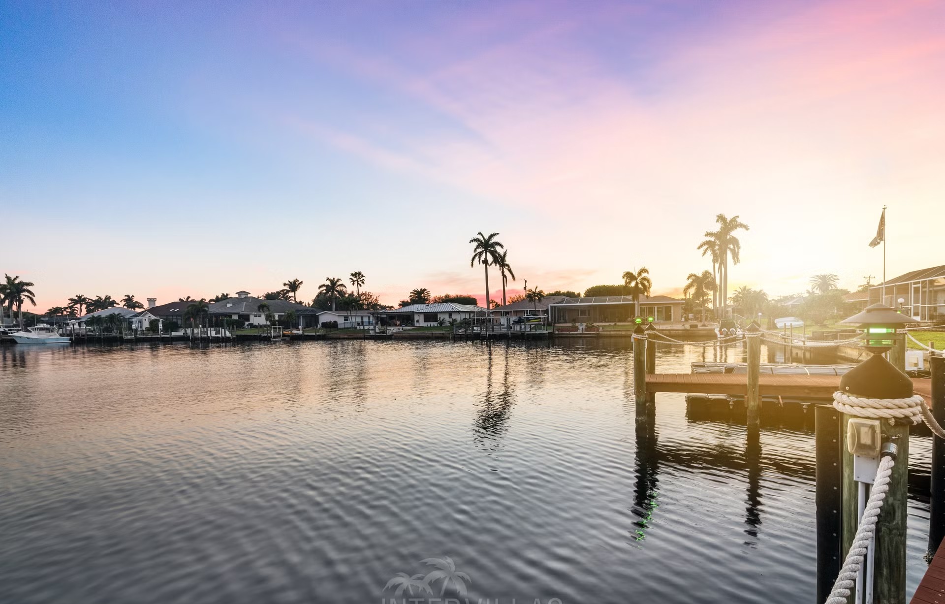 Überdachte Lanai mit Sitzbereich, Outdoor-Küche und Blick auf den Kanal.