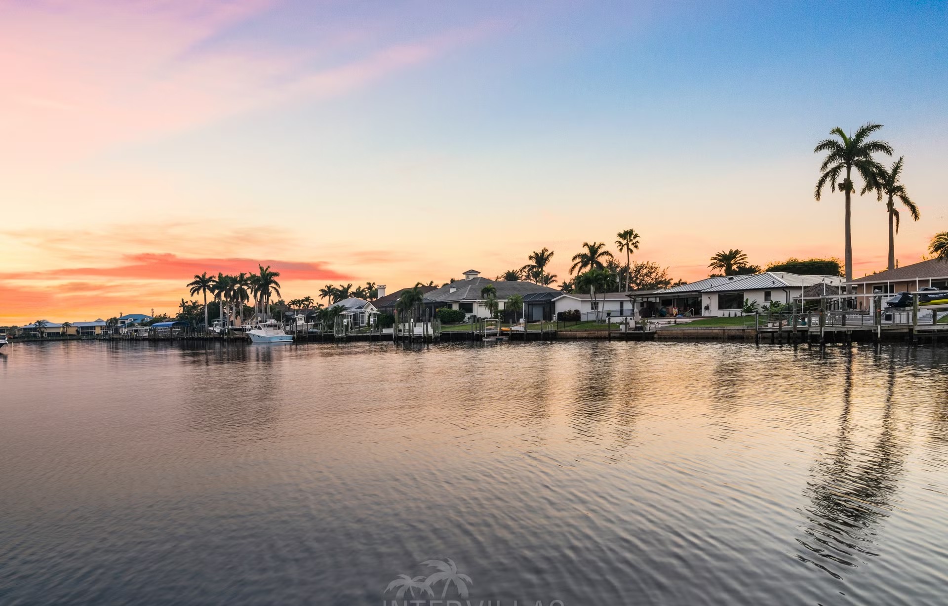 Überdachte Lanai mit Sitzbereich, Outdoor-Küche und Blick auf den Kanal.