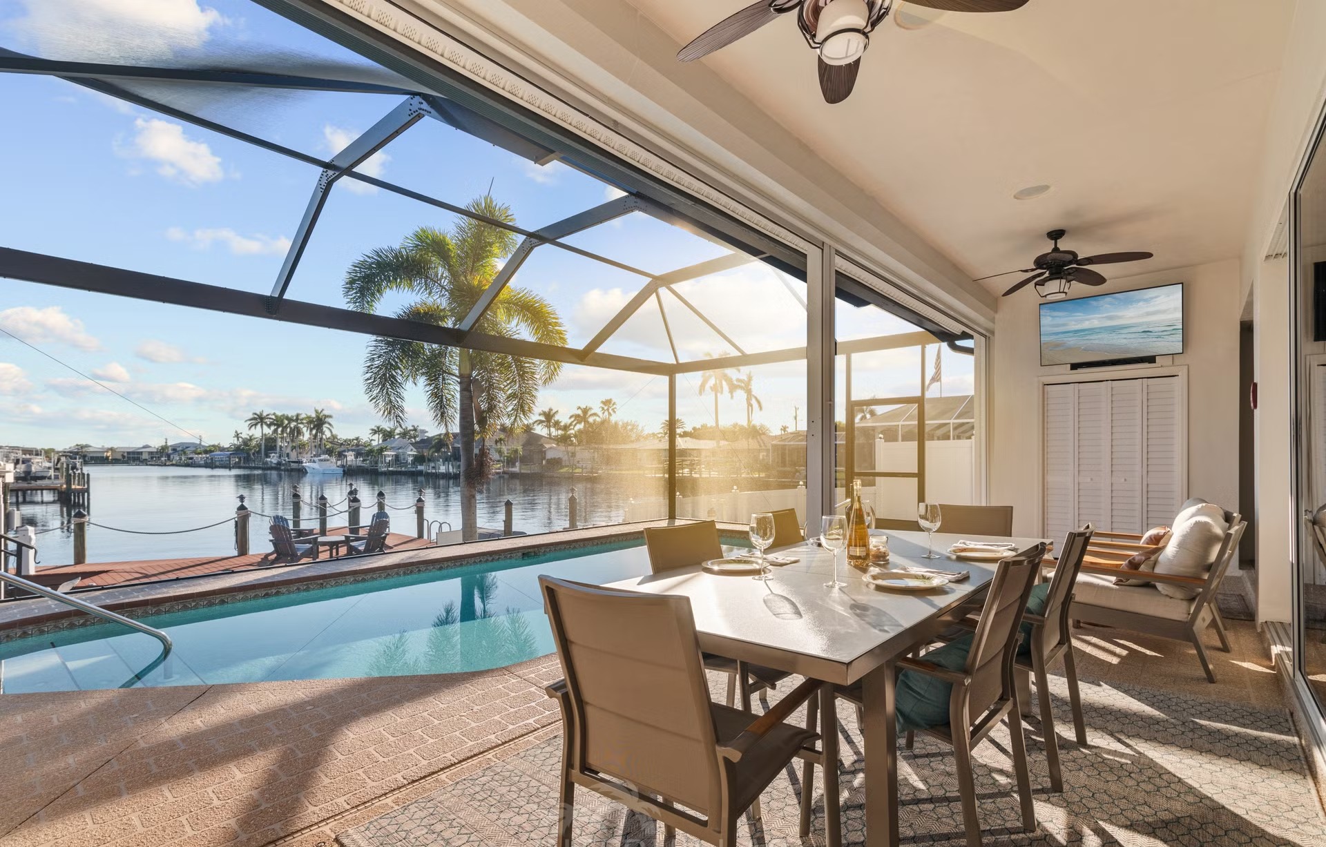 Überdachte Lanai mit Sitzbereich, Outdoor-Küche und Blick auf den Kanal.