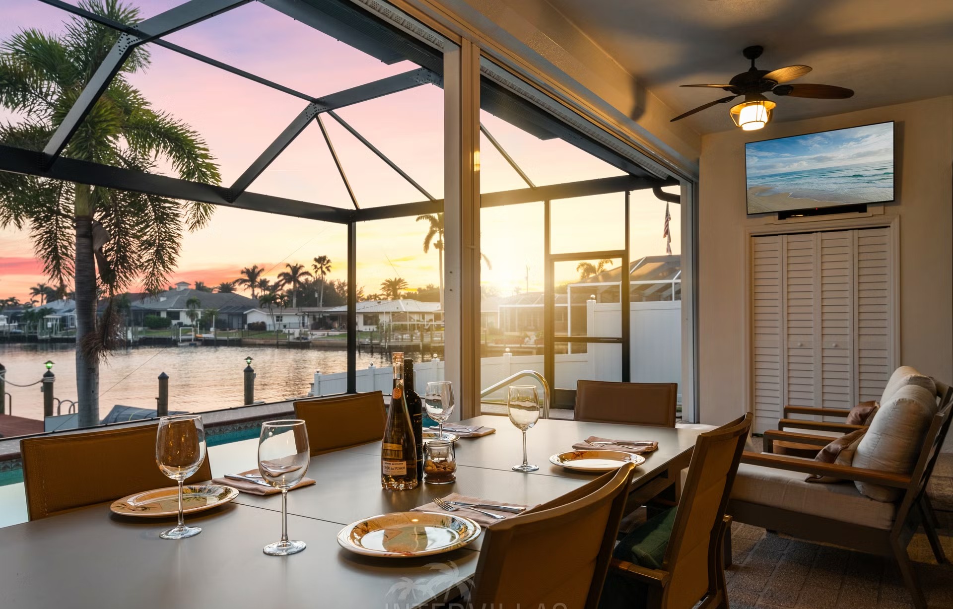 Überdachte Lanai mit Sitzbereich, Outdoor-Küche und Blick auf den Kanal.