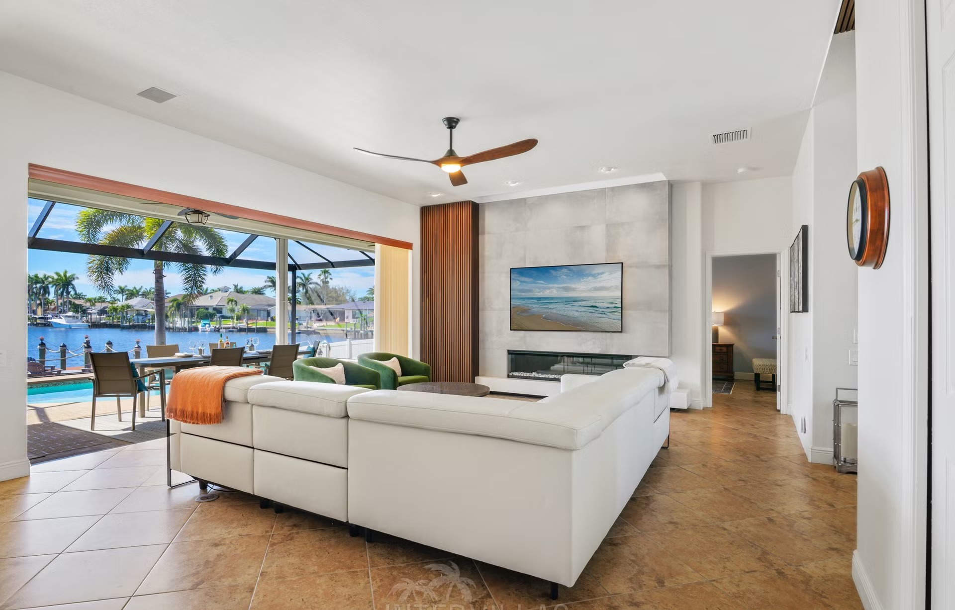 Überdachte Lanai mit Sitzbereich, Outdoor-Küche und Grill am Kanal.