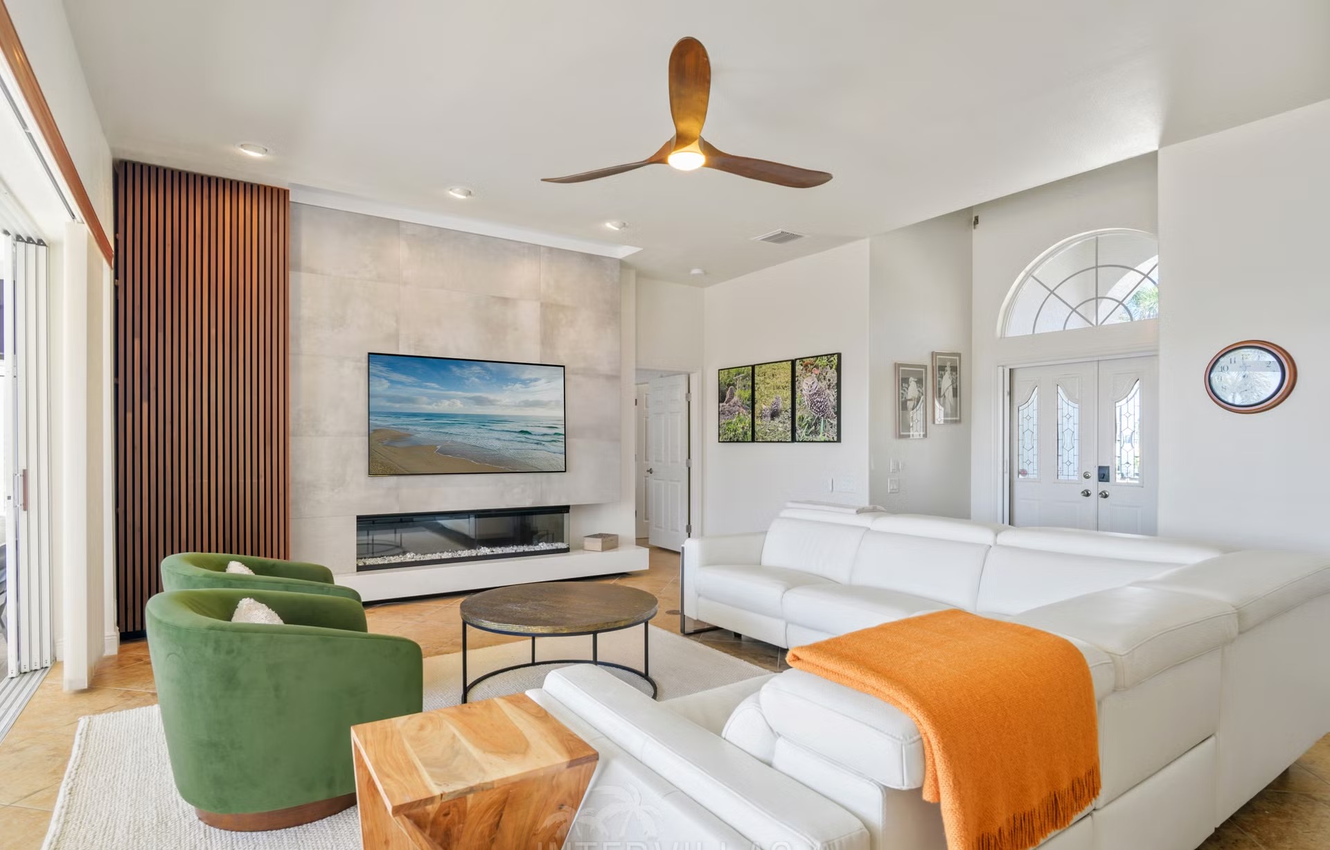 Überdachte Lanai mit Sitzbereich, Outdoor-Küche und Blick auf den Kanal.