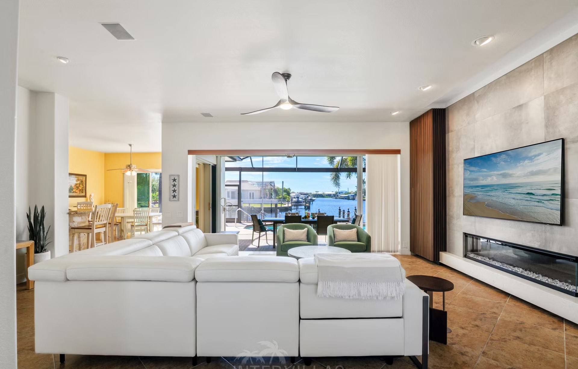 Überdachte Lanai mit Sitzbereich, Outdoor-Küche und Grill am Kanal.