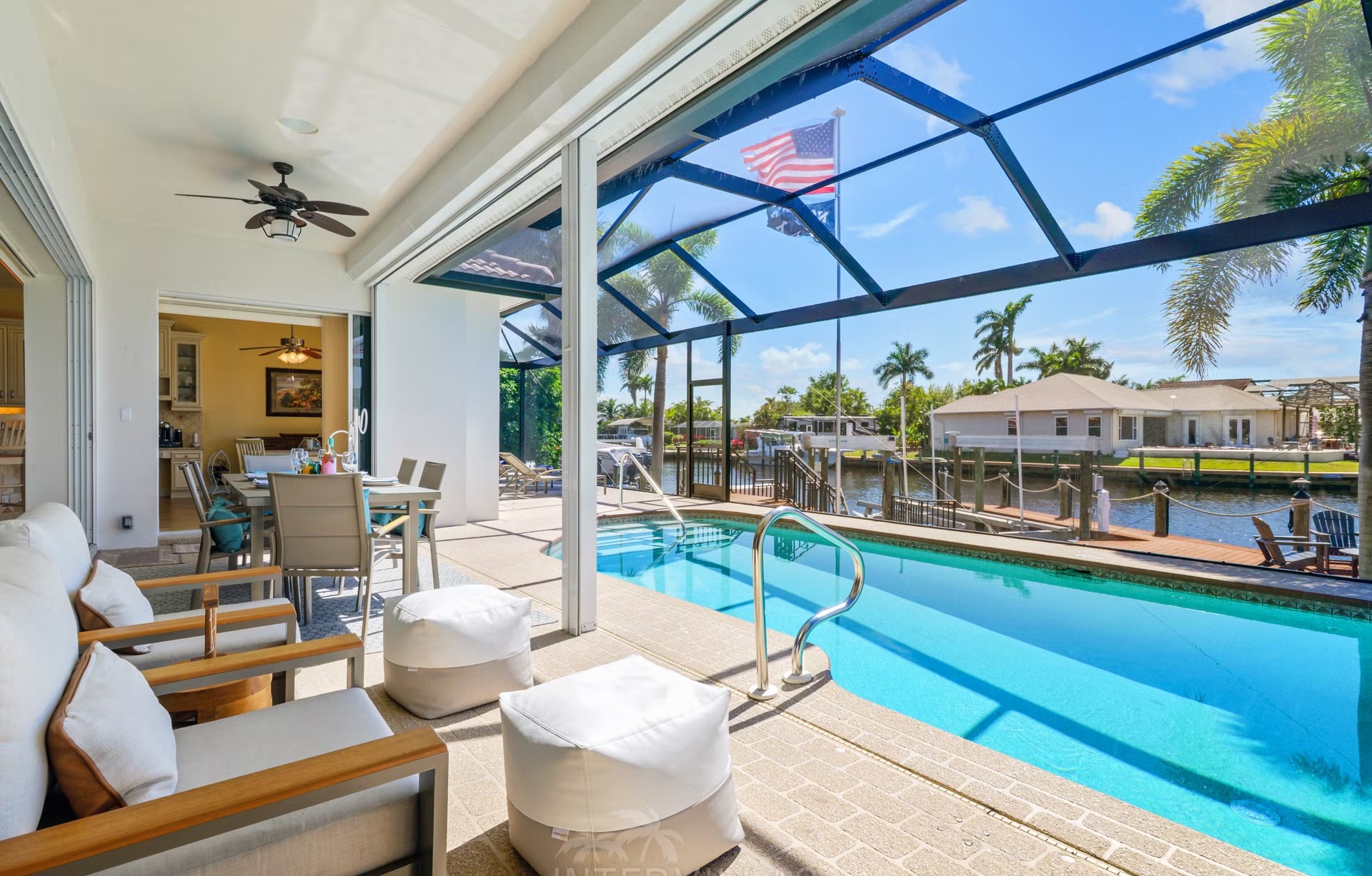 Beheizter Pool mit Liegen an der Kanalufer-Terrasse.