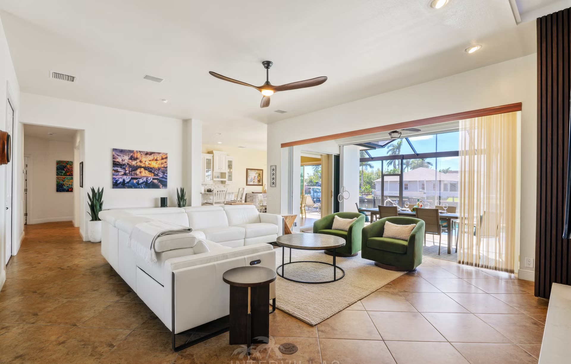 Überdachte Lanai mit Sitzbereich, Outdoor-Küche und Grill am Kanal.