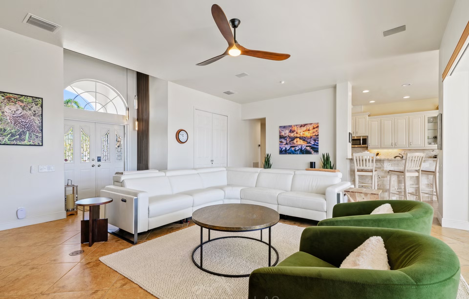 Überdachte Lanai mit Sitzbereich, Outdoor-Küche und Blick auf den Kanal.