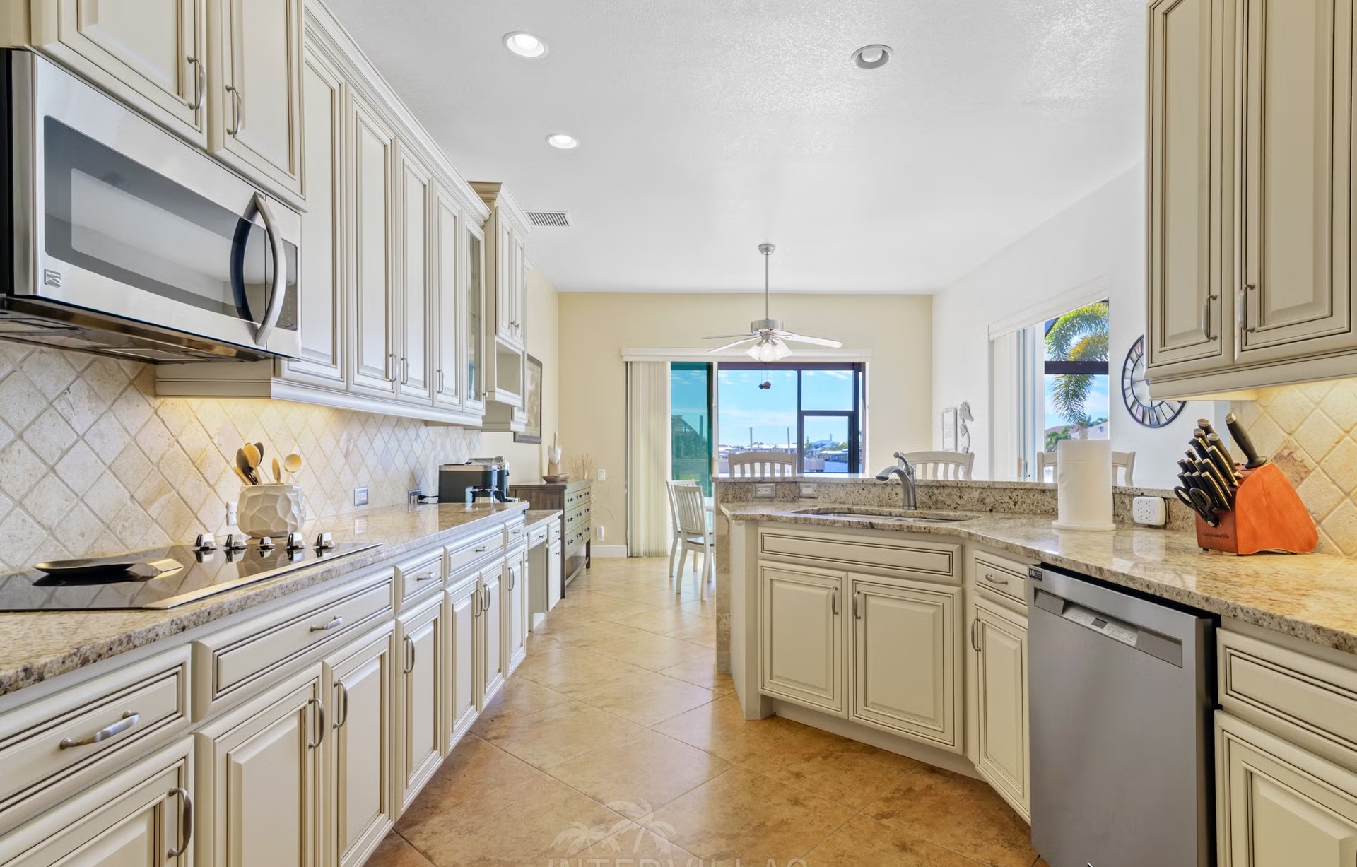 Überdachte Lanai mit Sitzbereich und Blick auf den Kanal.