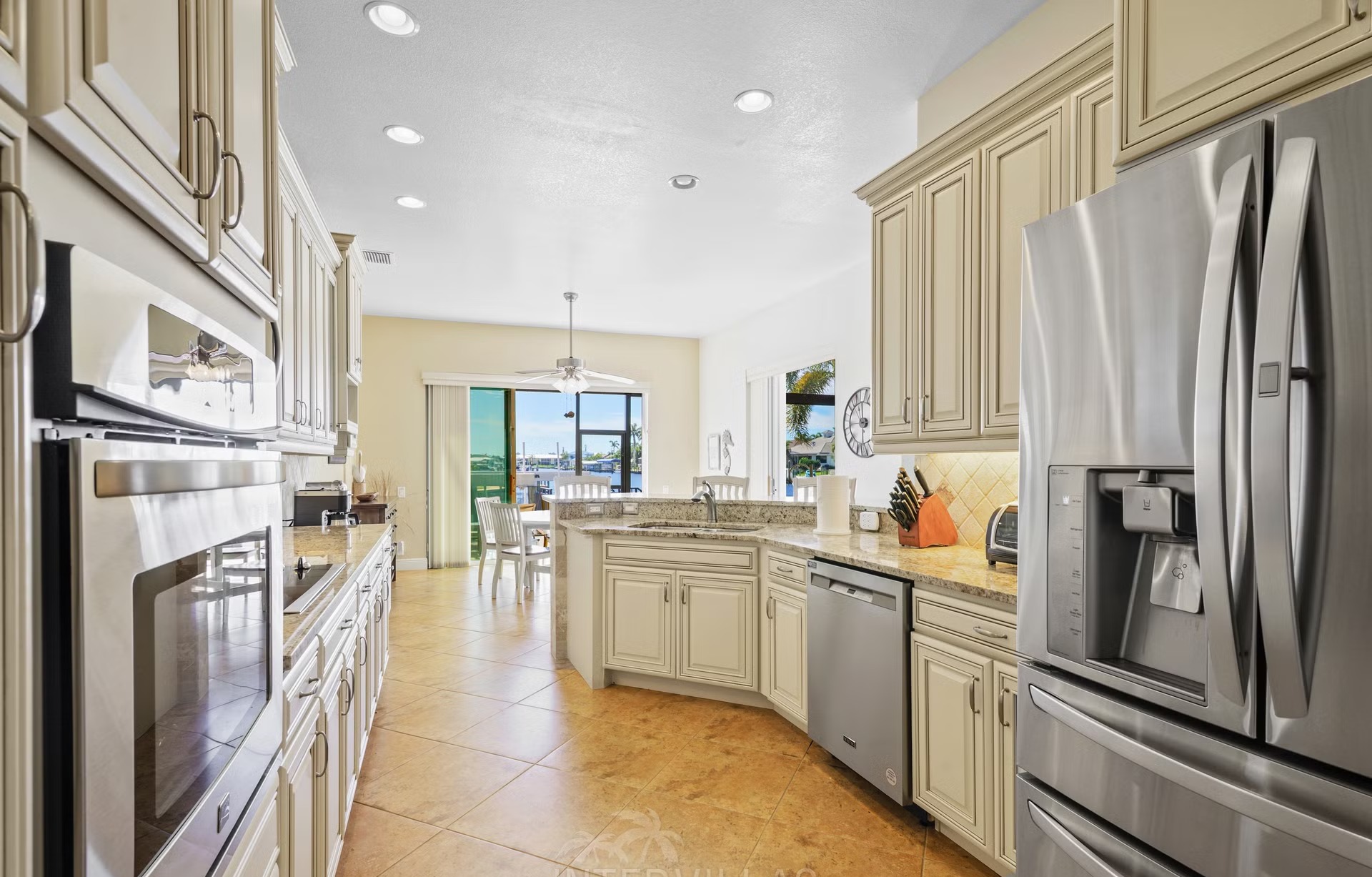 Überdachte Lanai mit Sitzbereich, Outdoor-Küche und Grill am Kanal.