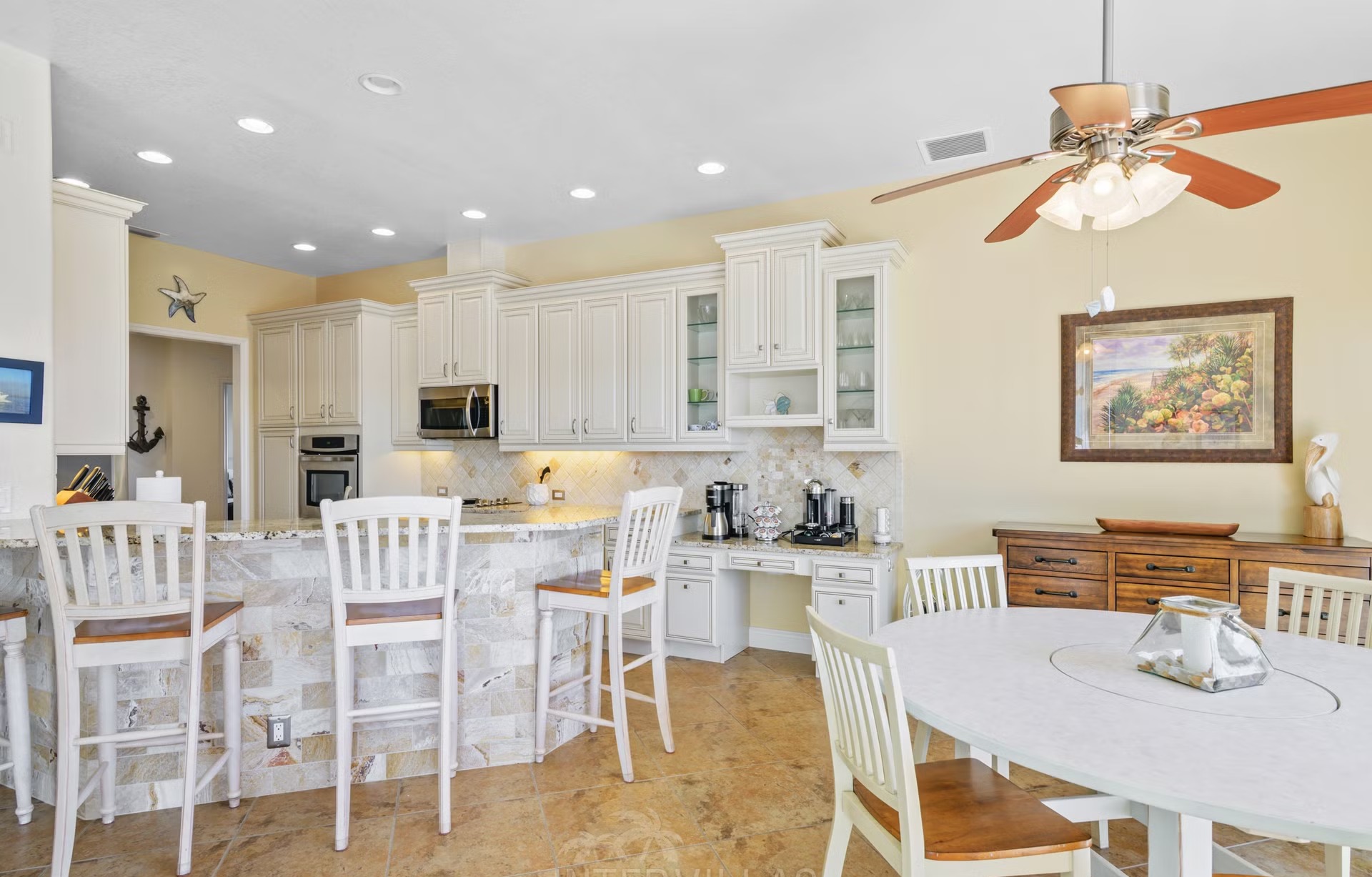 Beheizter Pool mit Liegen auf der Lanai am Kanal.