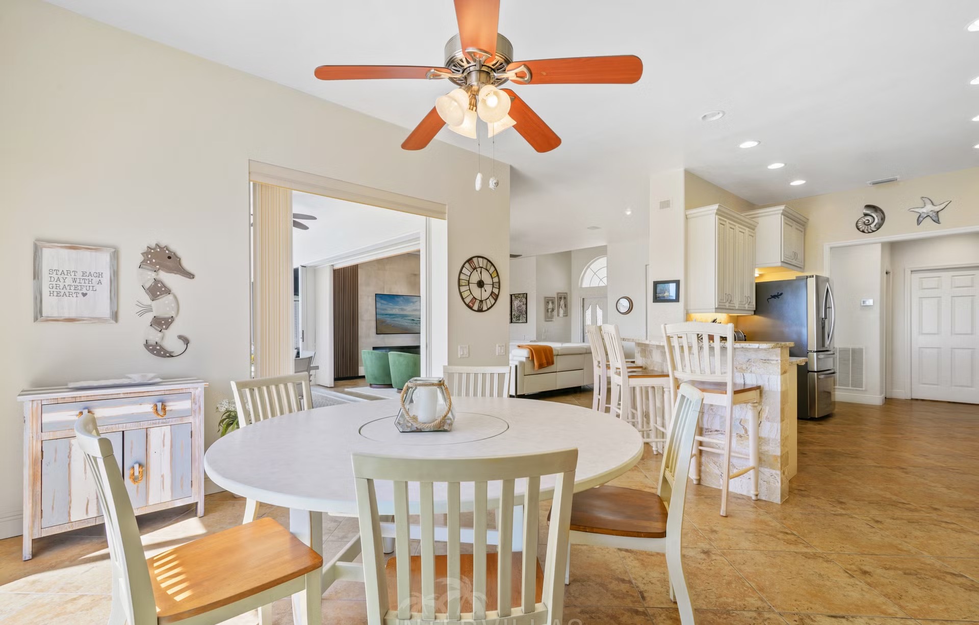 Überdachte Lanai mit Sitzbereich, Outdoor-Küche und Blick auf den Kanal.