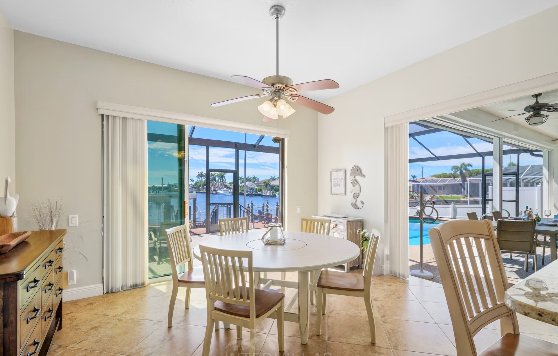 Überdachte Lanai mit Sitzbereich, Outdoor-Küche und Blick auf den Kanal.