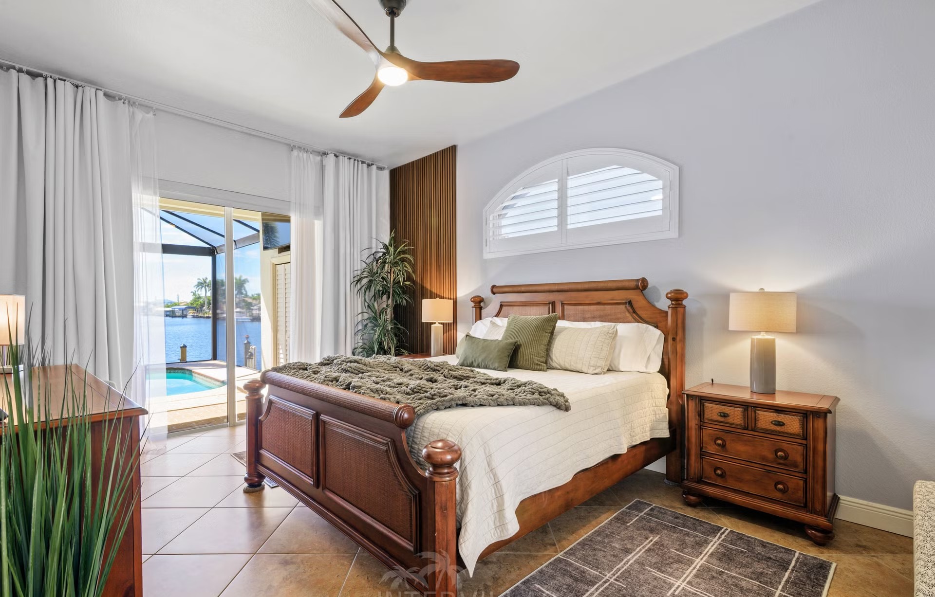 Überdachte Lanai mit Sitzbereich, Outdoor-Küche und Blick auf den Kanal.