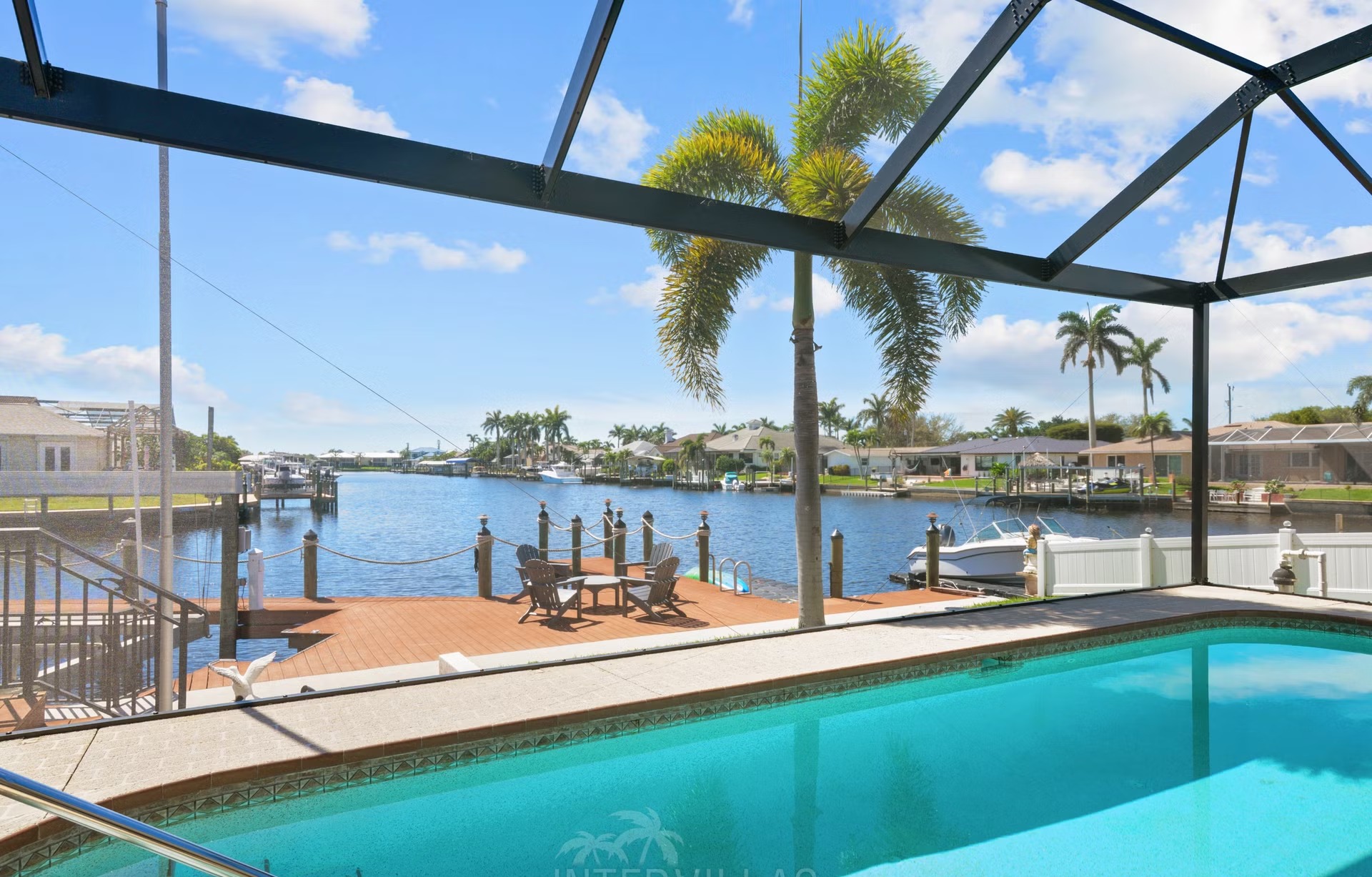 Überdachte Lanai mit Sitzbereich, Outdoor-Küche und Blick auf den Kanal.