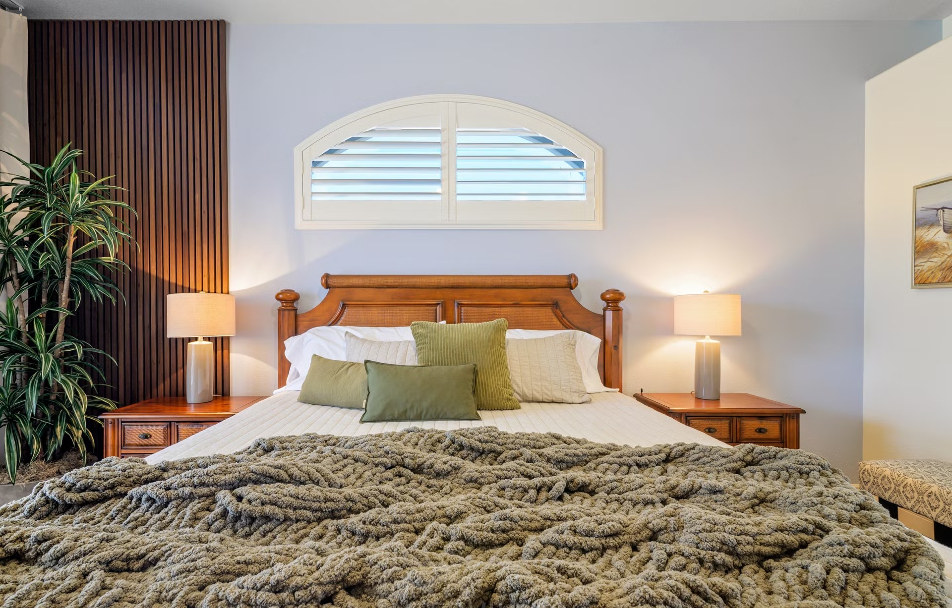 Beheizter Pool mit Sonnenliegen und Blick auf den Kanal.