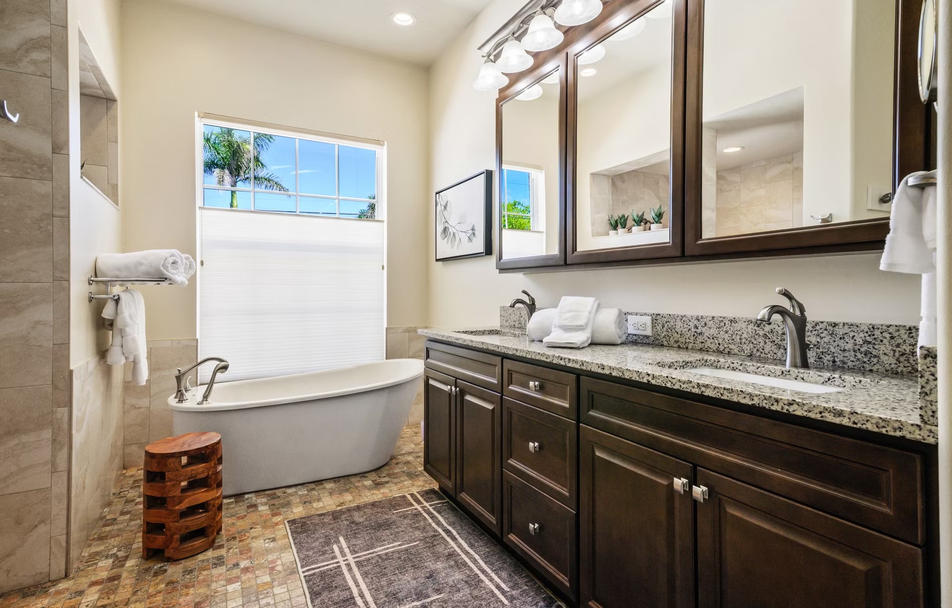 Beheizter Pool mit Blick auf den Kanal und privatem Bootssteg.