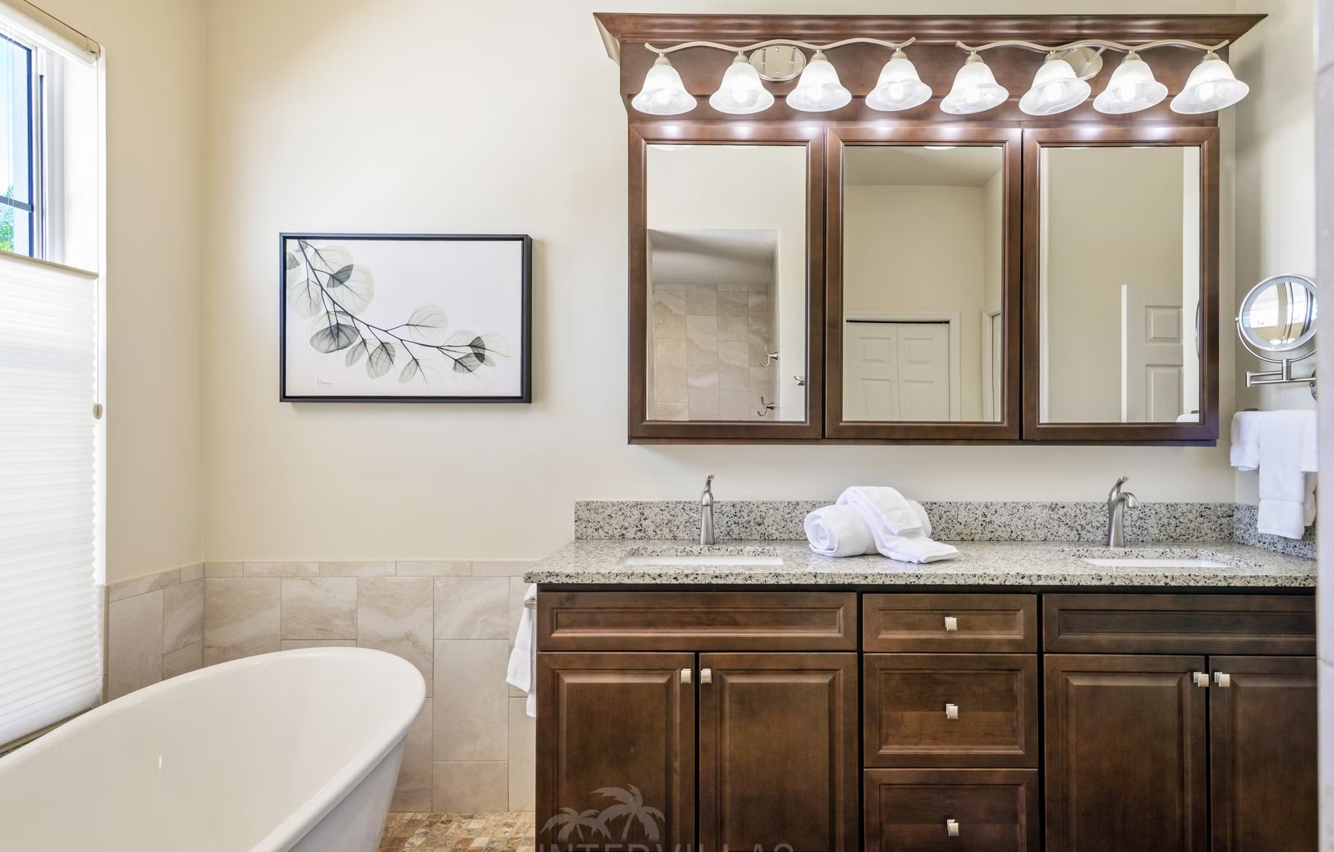 Beheizter Pool mit Blick auf den Kanal und privatem Dock.