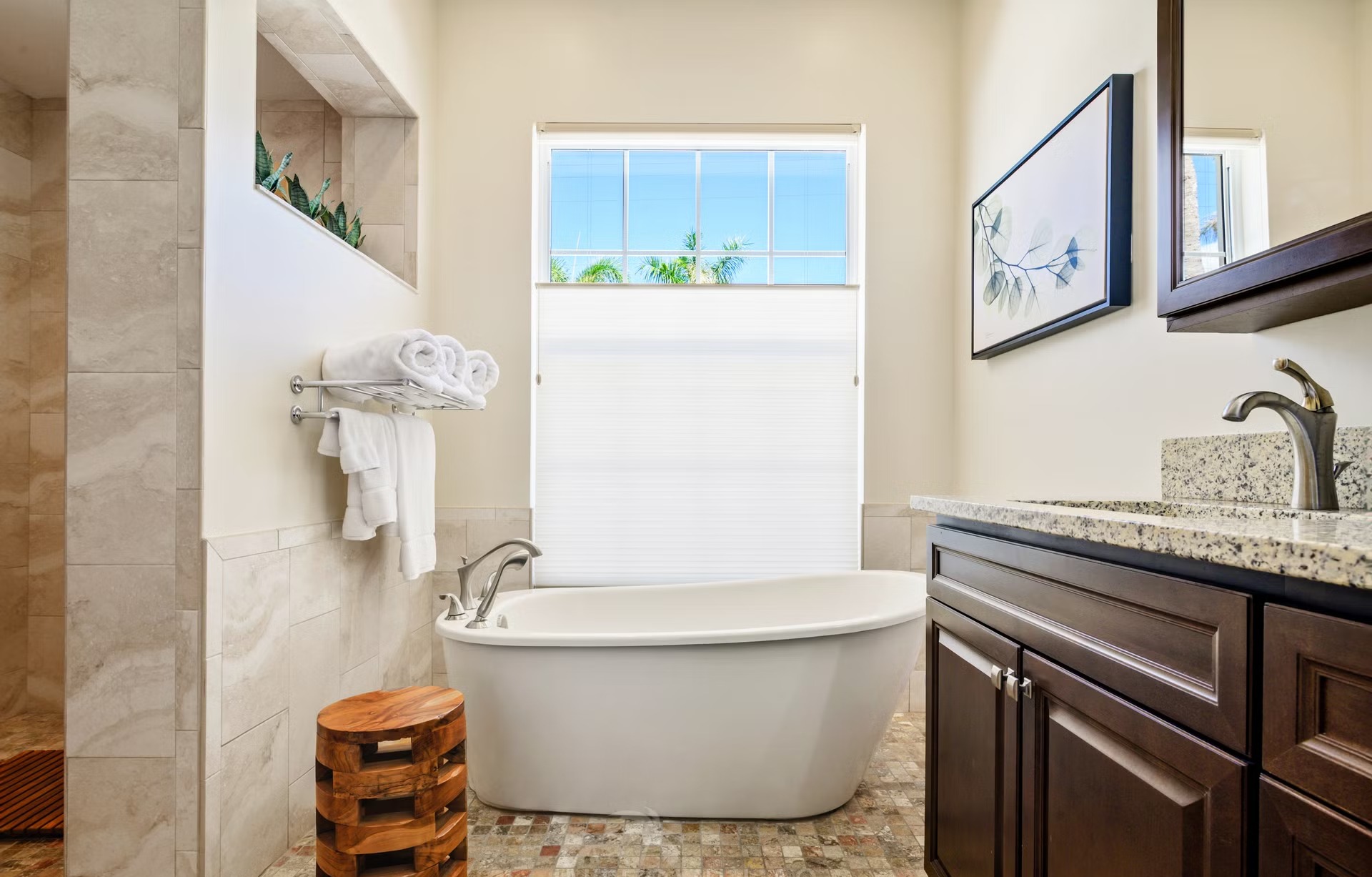 Überdachte Lanai mit Sitzbereich, Outdoor-Küche und Blick auf den Kanal.