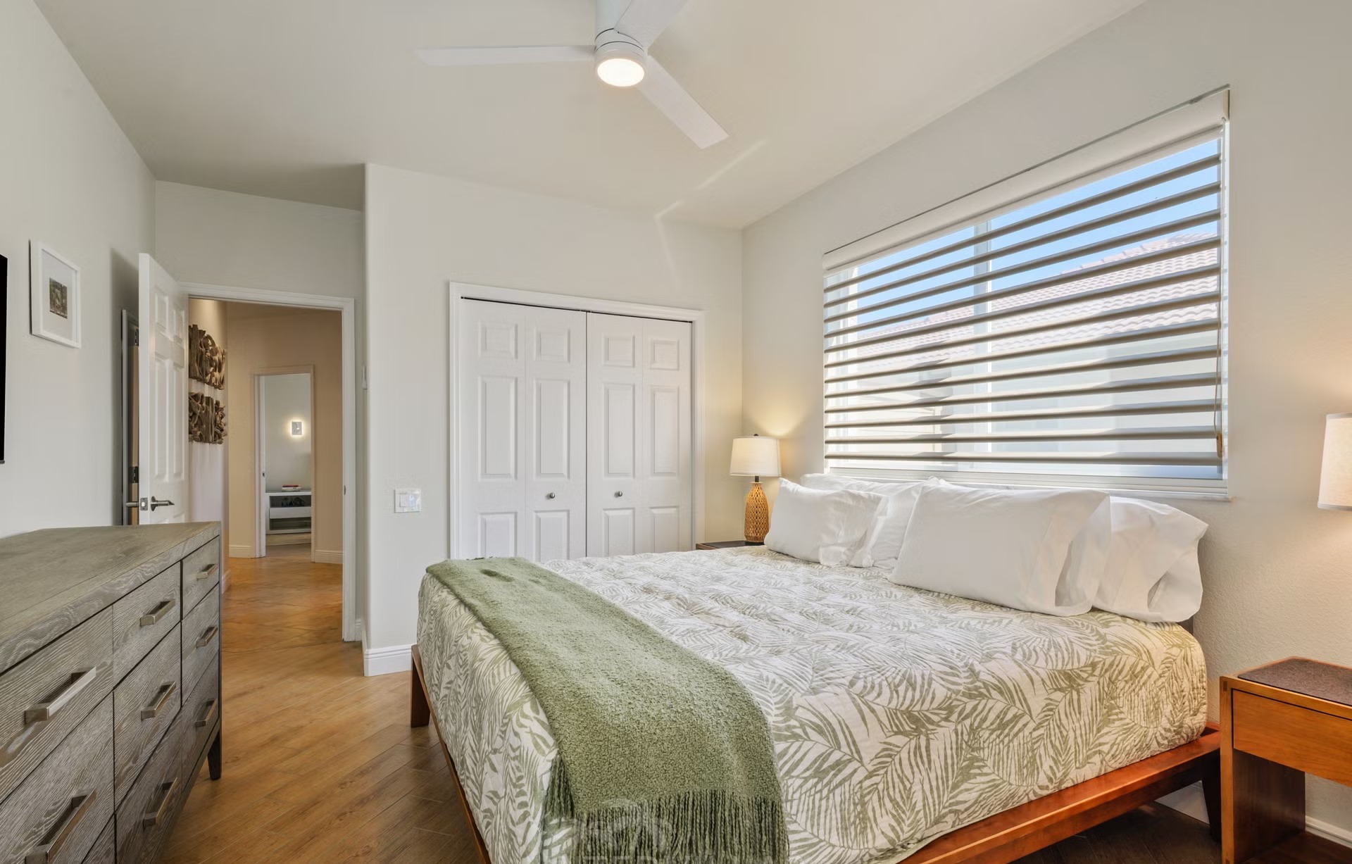 Überdachte Lanai mit Sitzbereich, Outdoor-Küche und Blick auf den Kanal.