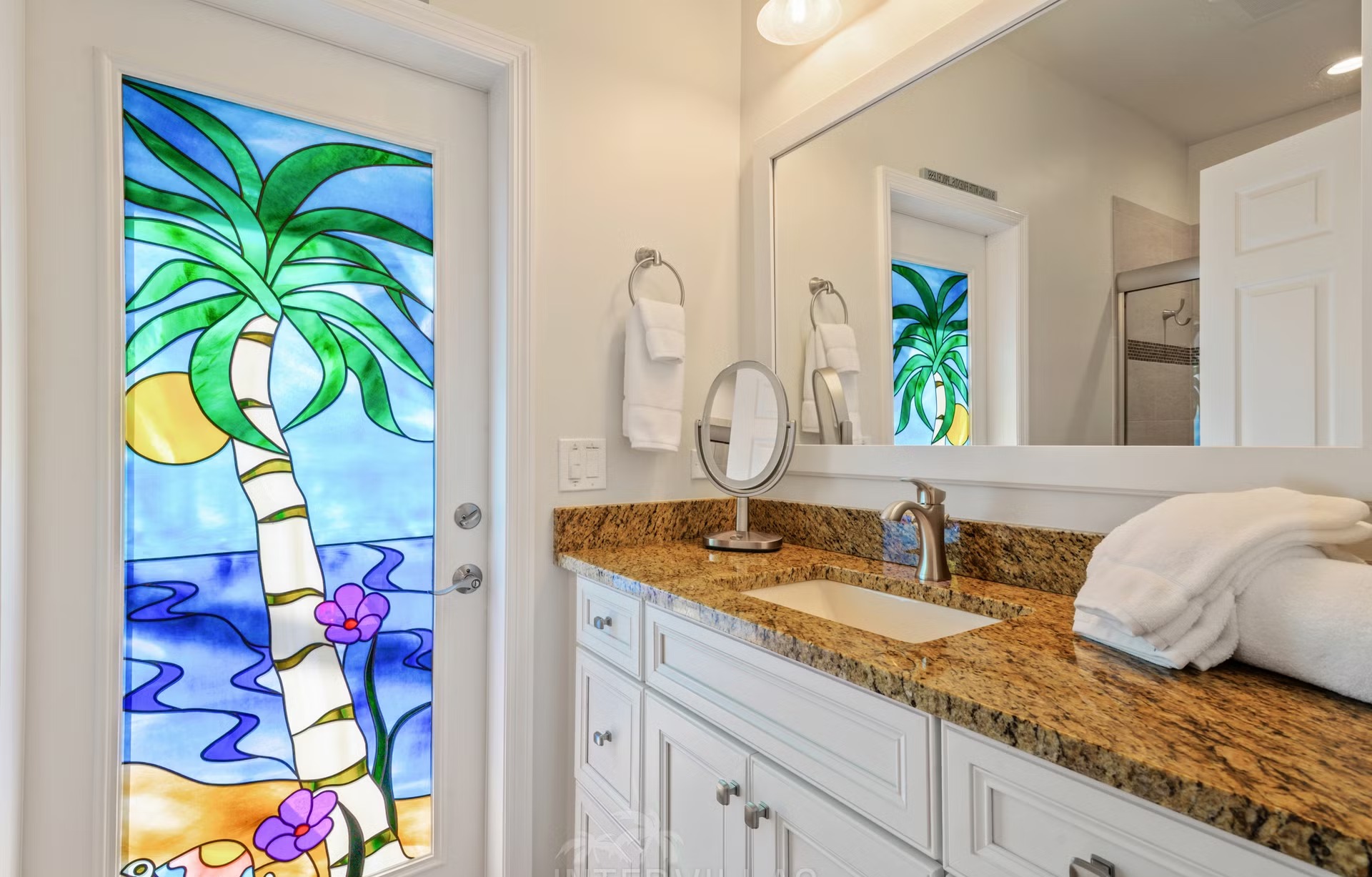 Überdachte Lanai mit Sitzbereich, Outdoor-Küche und Blick auf den Kanal.