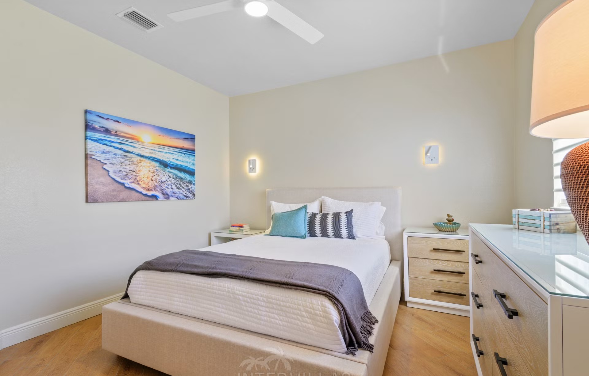 Überdachte Lanai mit Sitzbereich, Outdoor-Küche und Blick auf den Kanal.