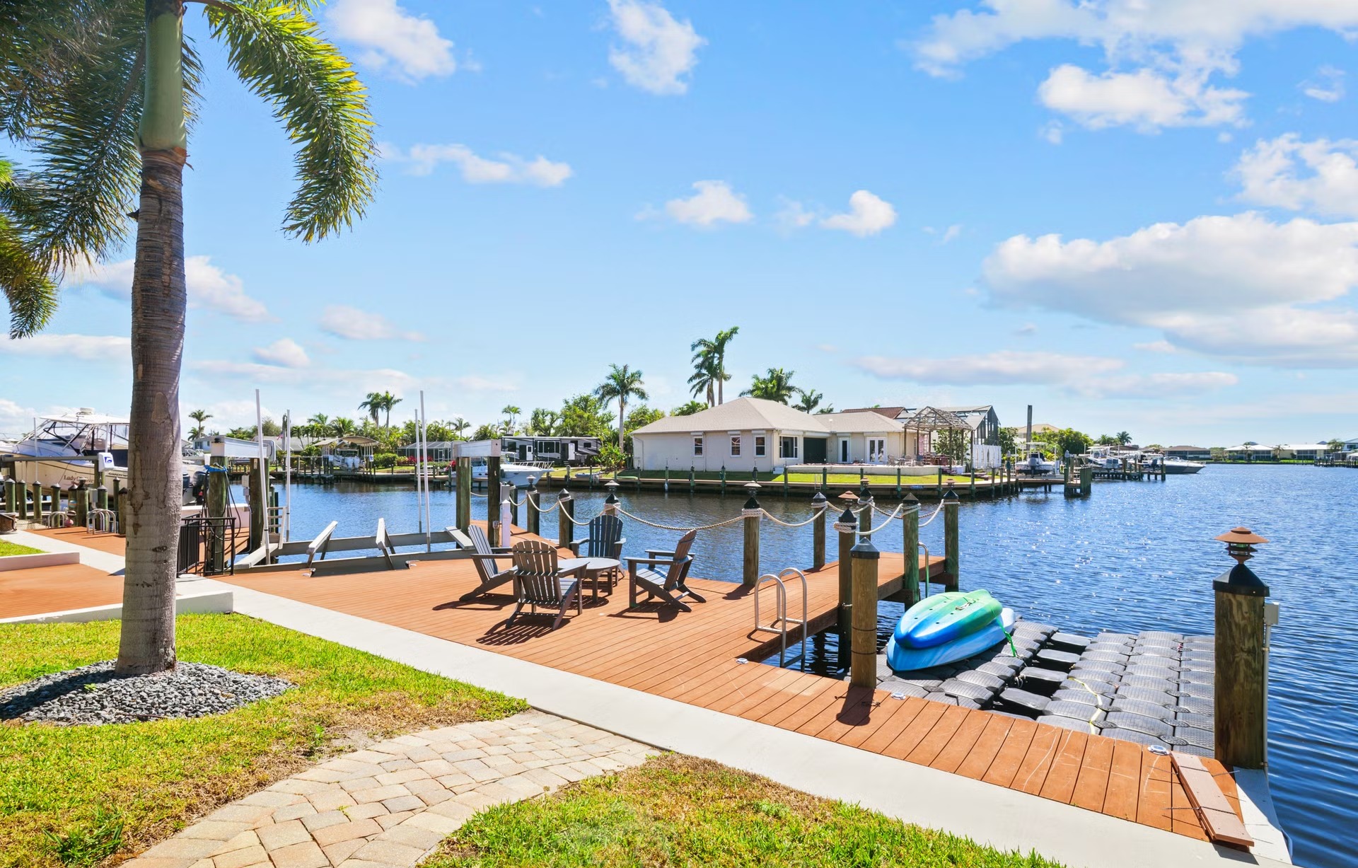 Überdachte Lanai mit Sitzbereich, Outdoor-Küche und Blick auf den Kanal.