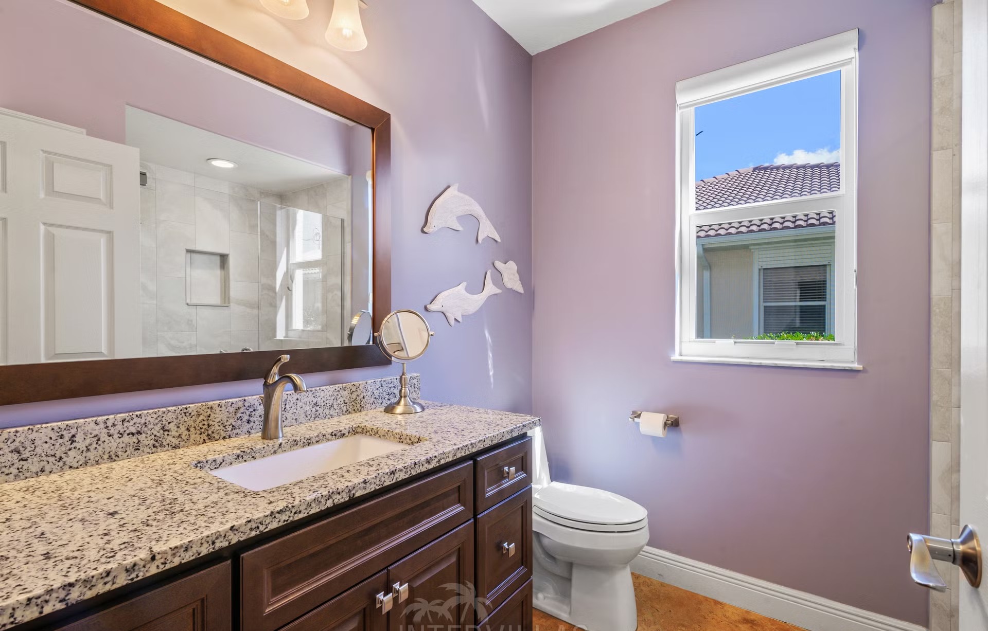 Überdachte Lanai mit Sitzbereich, Outdoor-Küche und Blick auf den Kanal.