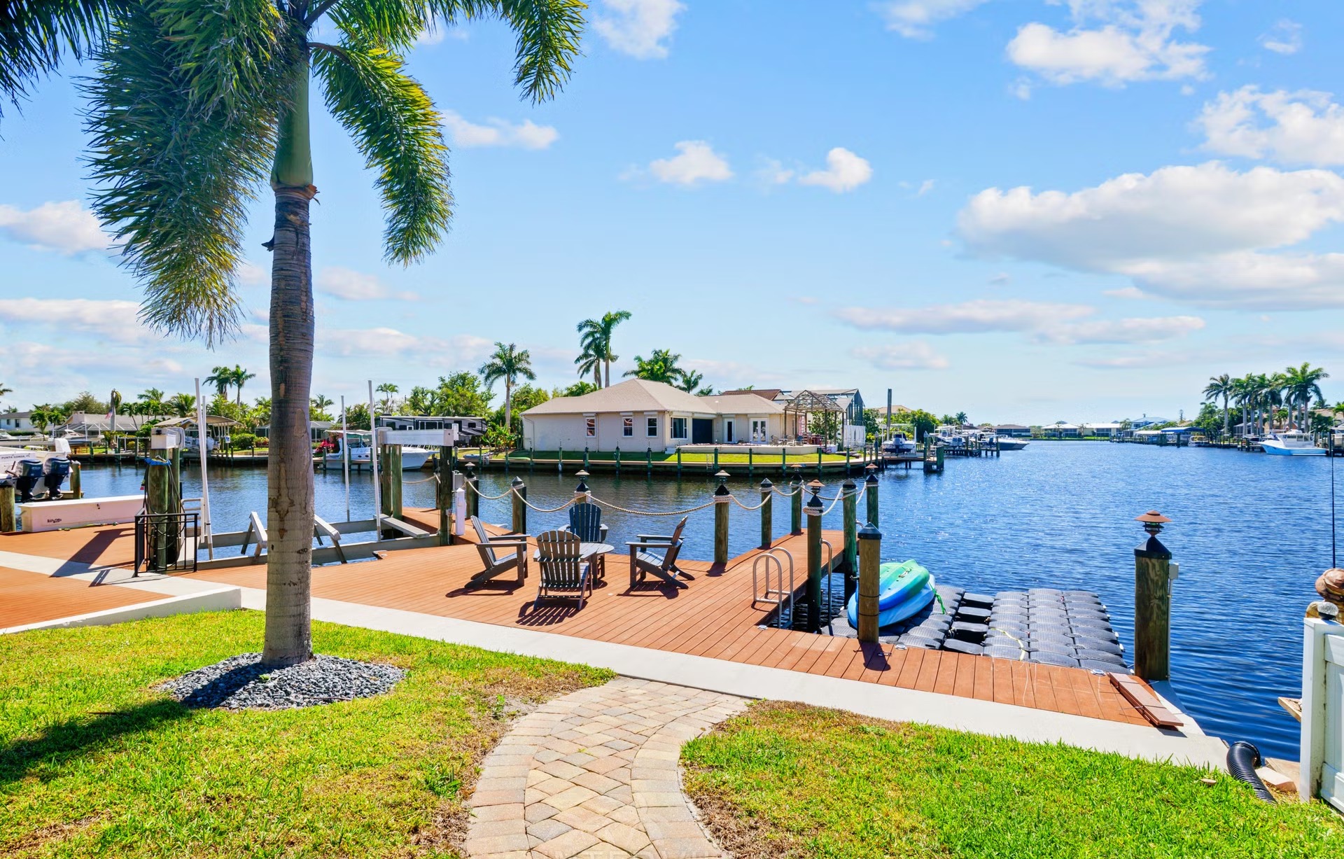 Überdachte Lanai mit Sitzbereich und Blick auf den Kanal.