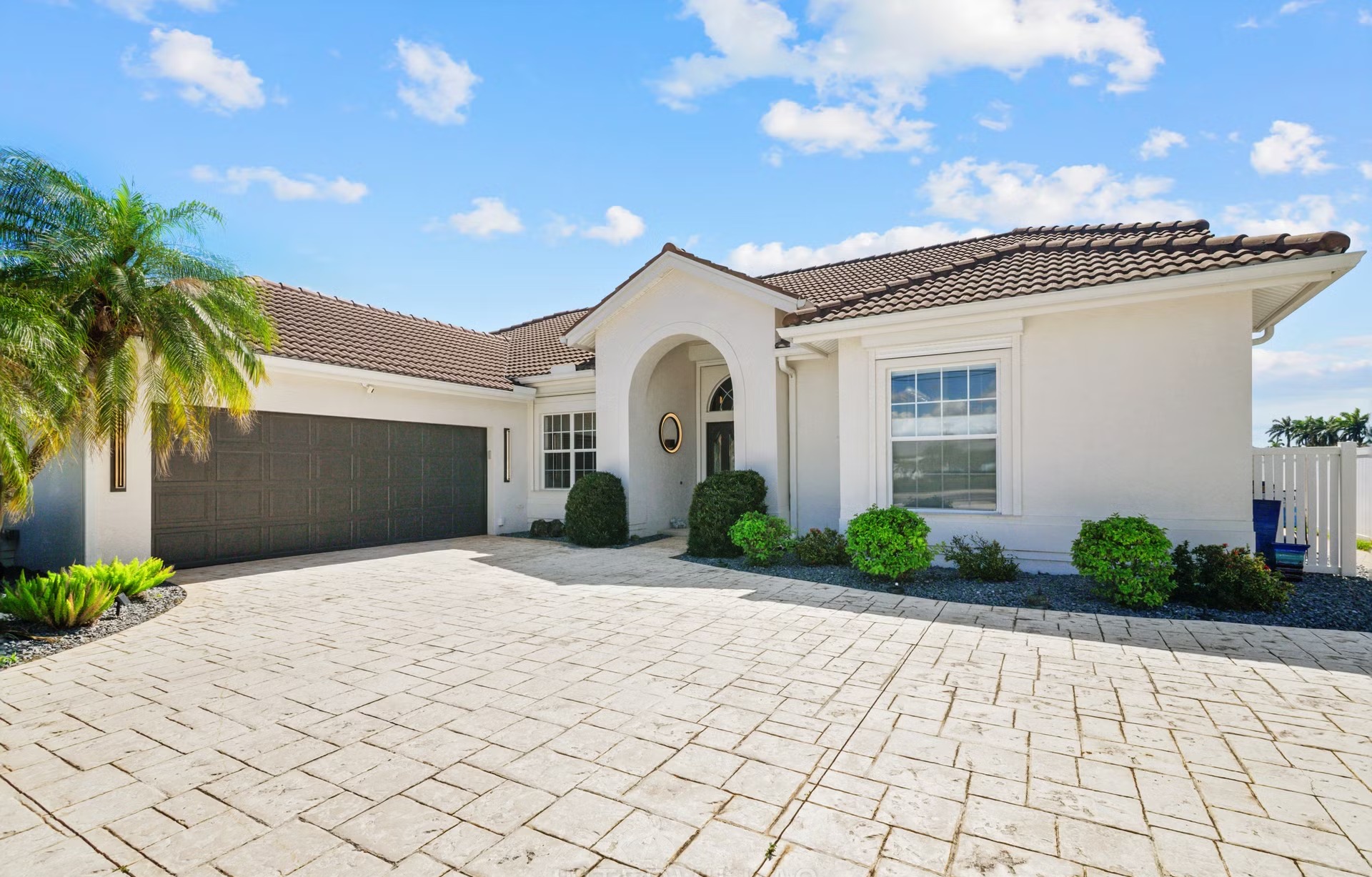 Überdachte Lanai mit Sitzbereich und Blick auf den Kanal.