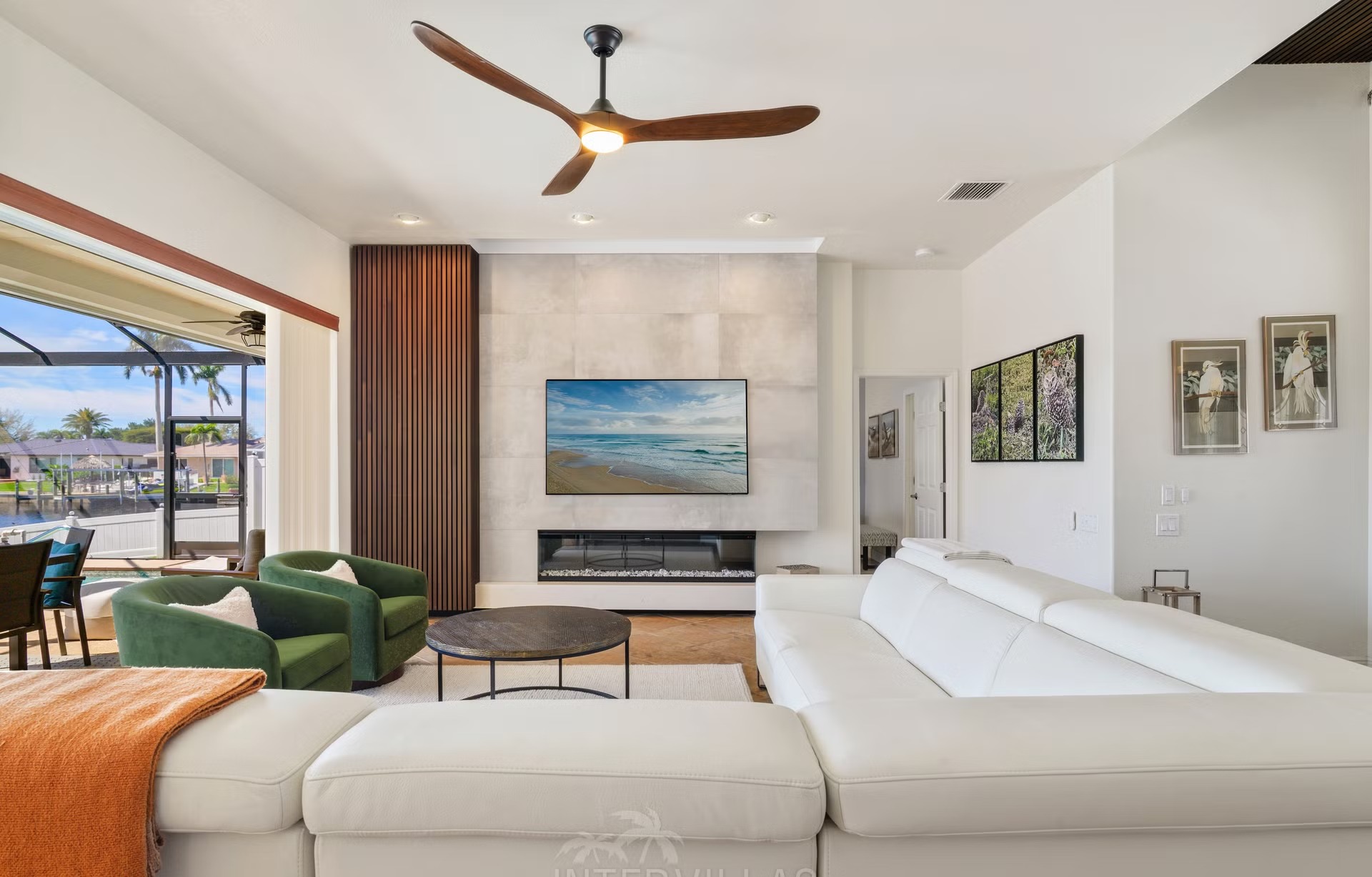 Überdachte Lanai mit Sitzbereich, Outdoor-Küche und Blick auf den Kanal.