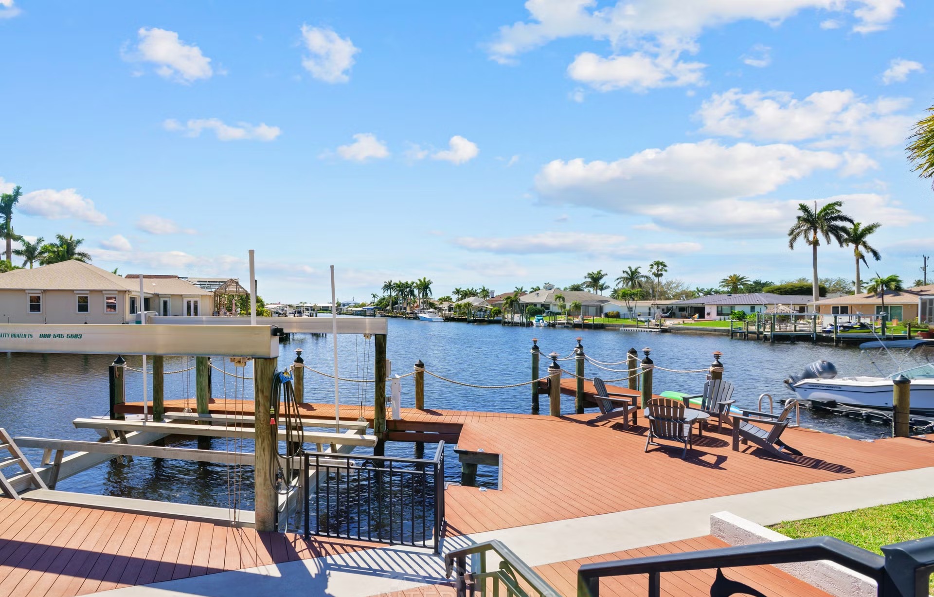 Blick vom Poolbereich auf den Kanal mit privatem Bootsdock.