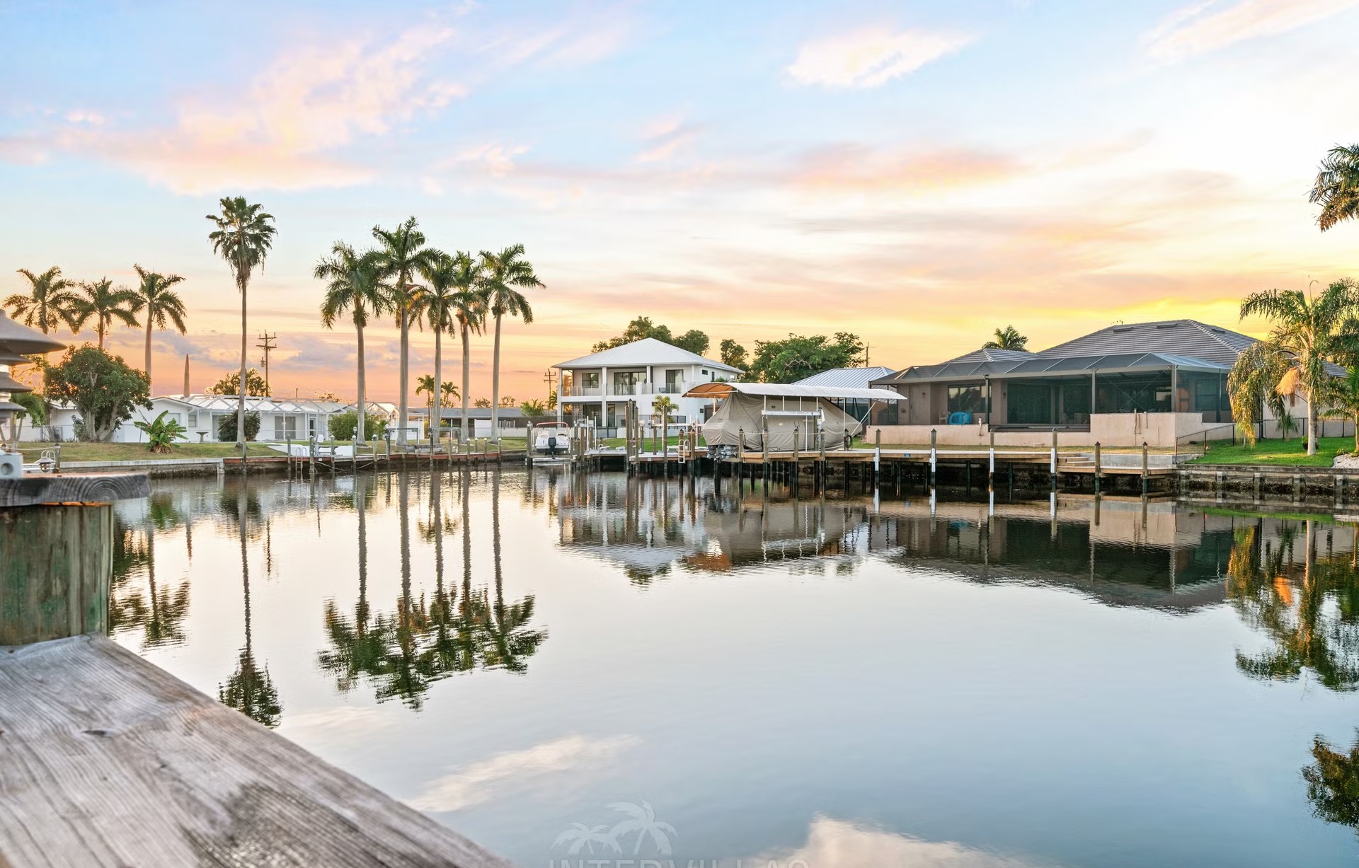 Bootsdock am Kanal mit Tiki Hut und Sitzbereich.