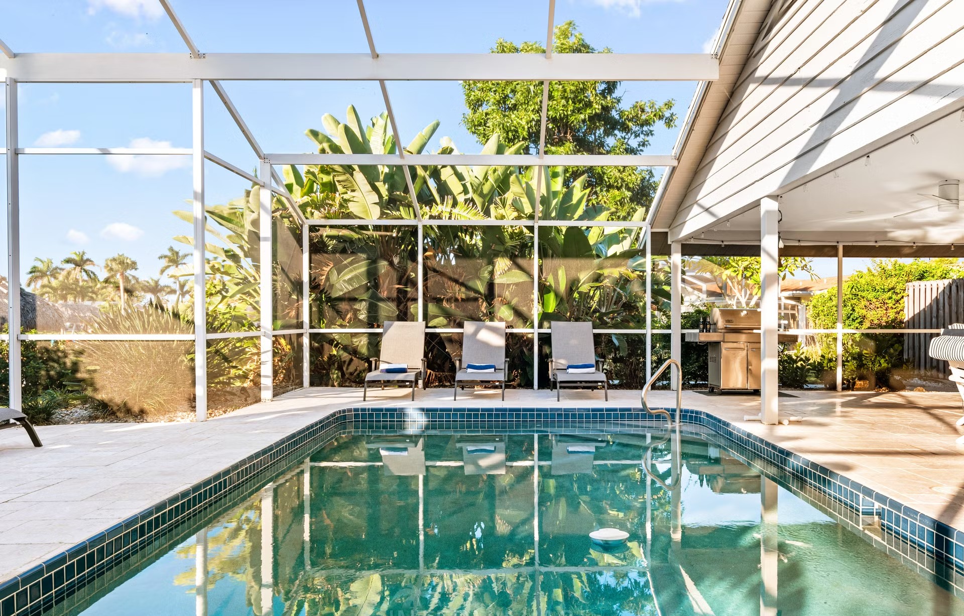 Privates Bootsdock am Kanal mit Tiki-Hut und Sitzbereich.