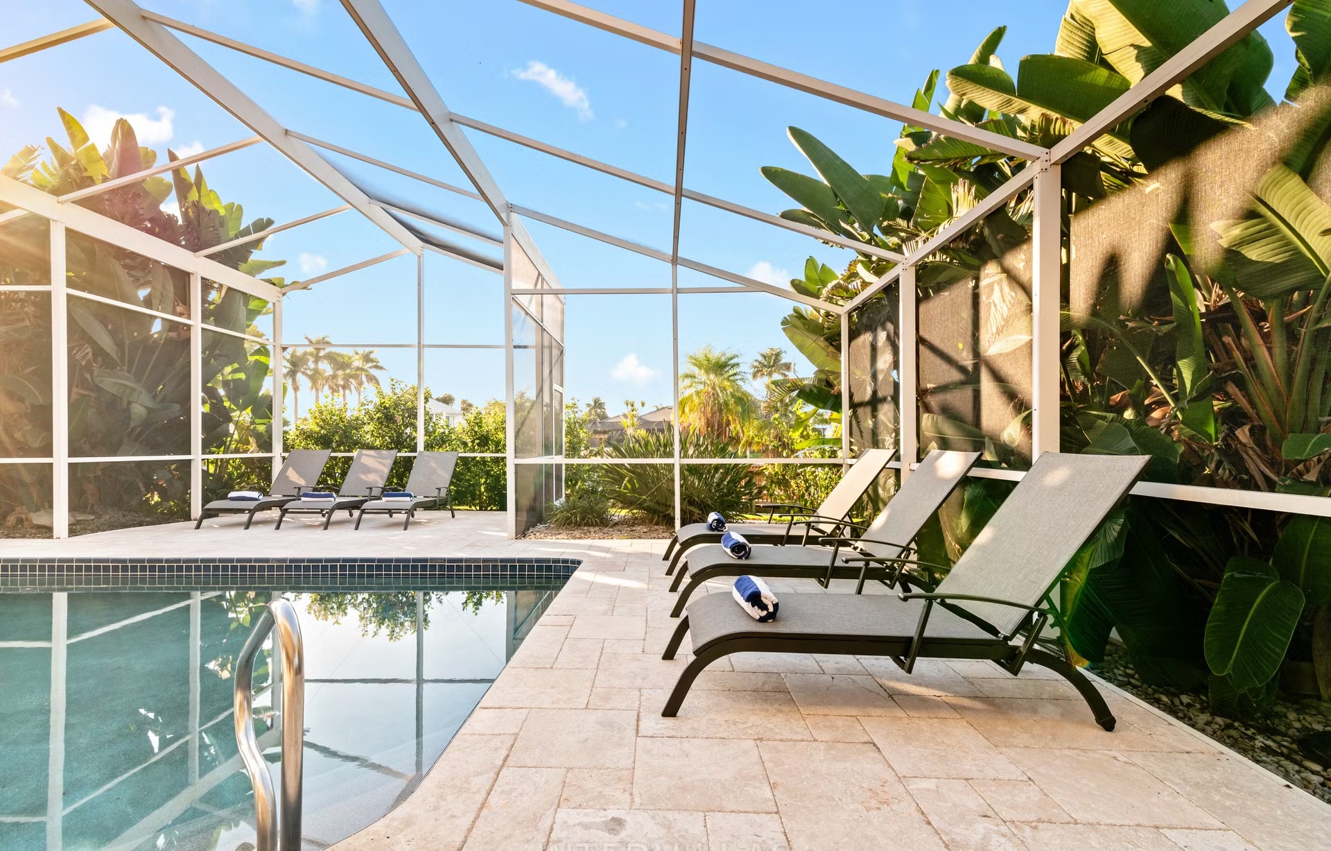 Bootsdock am Kanal mit Tiki-Hut und Sitzbereich.
