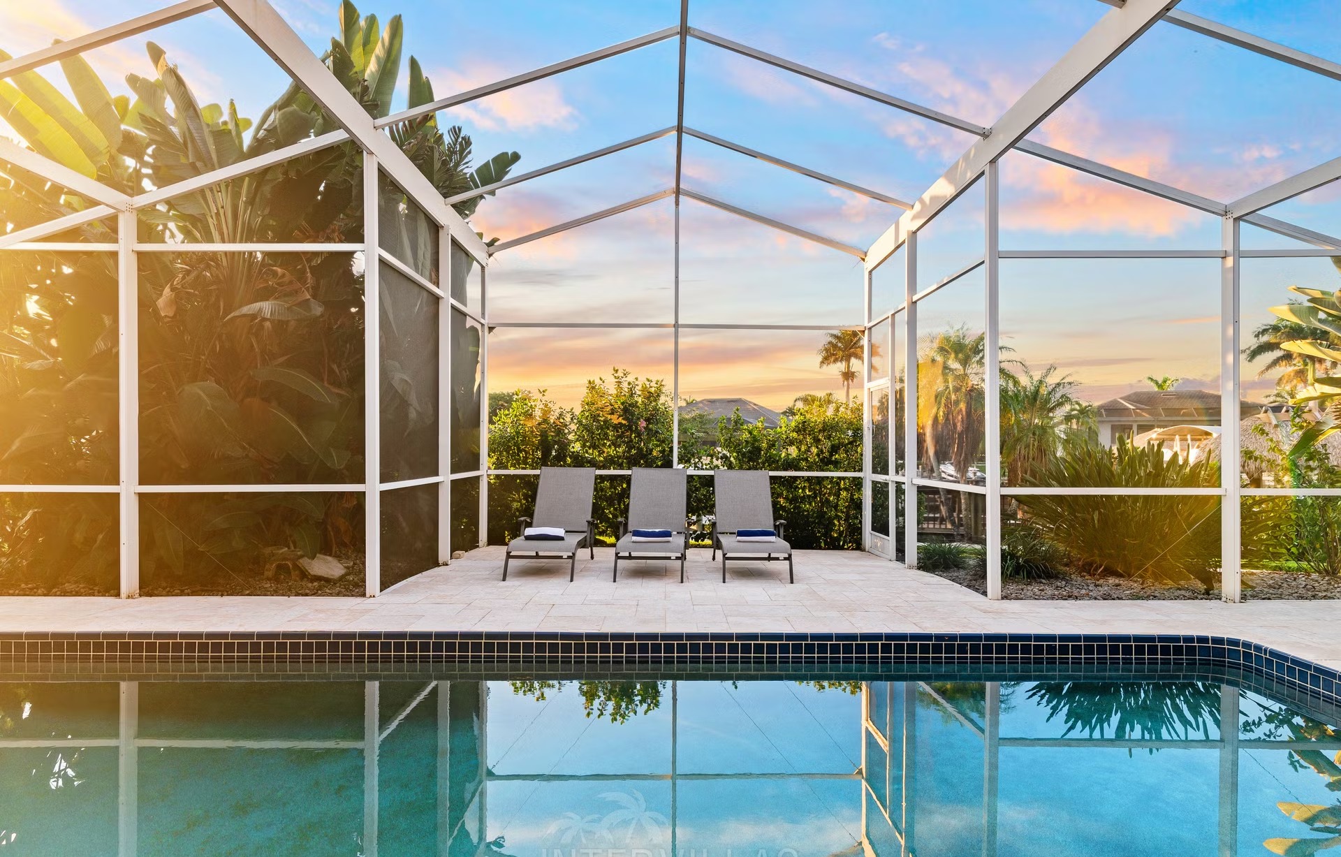 Bootsdock am Kanal mit Tiki Hut und Sitzbereich.