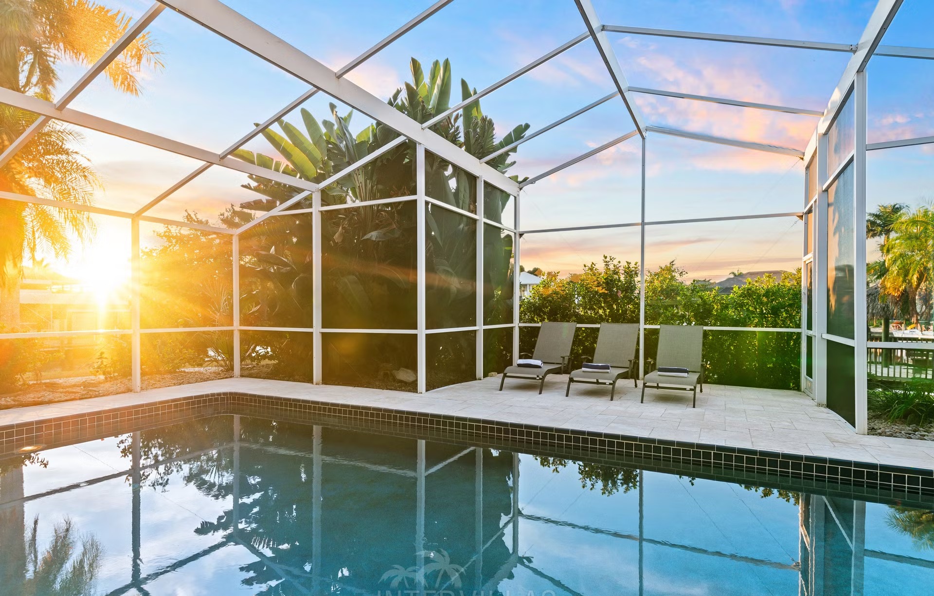 Privates Bootsdock am Kanal mit Tiki-Hut und Sitzbereich.