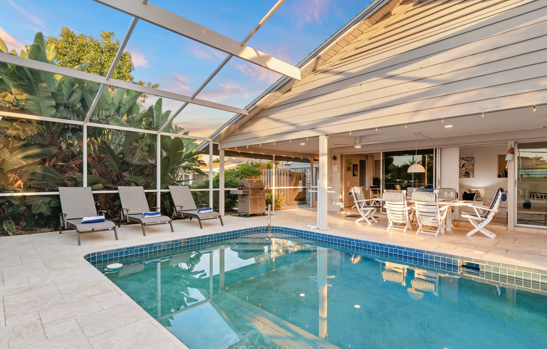 Bootsdock am Kanal mit Tiki Hut und Sitzbereich.