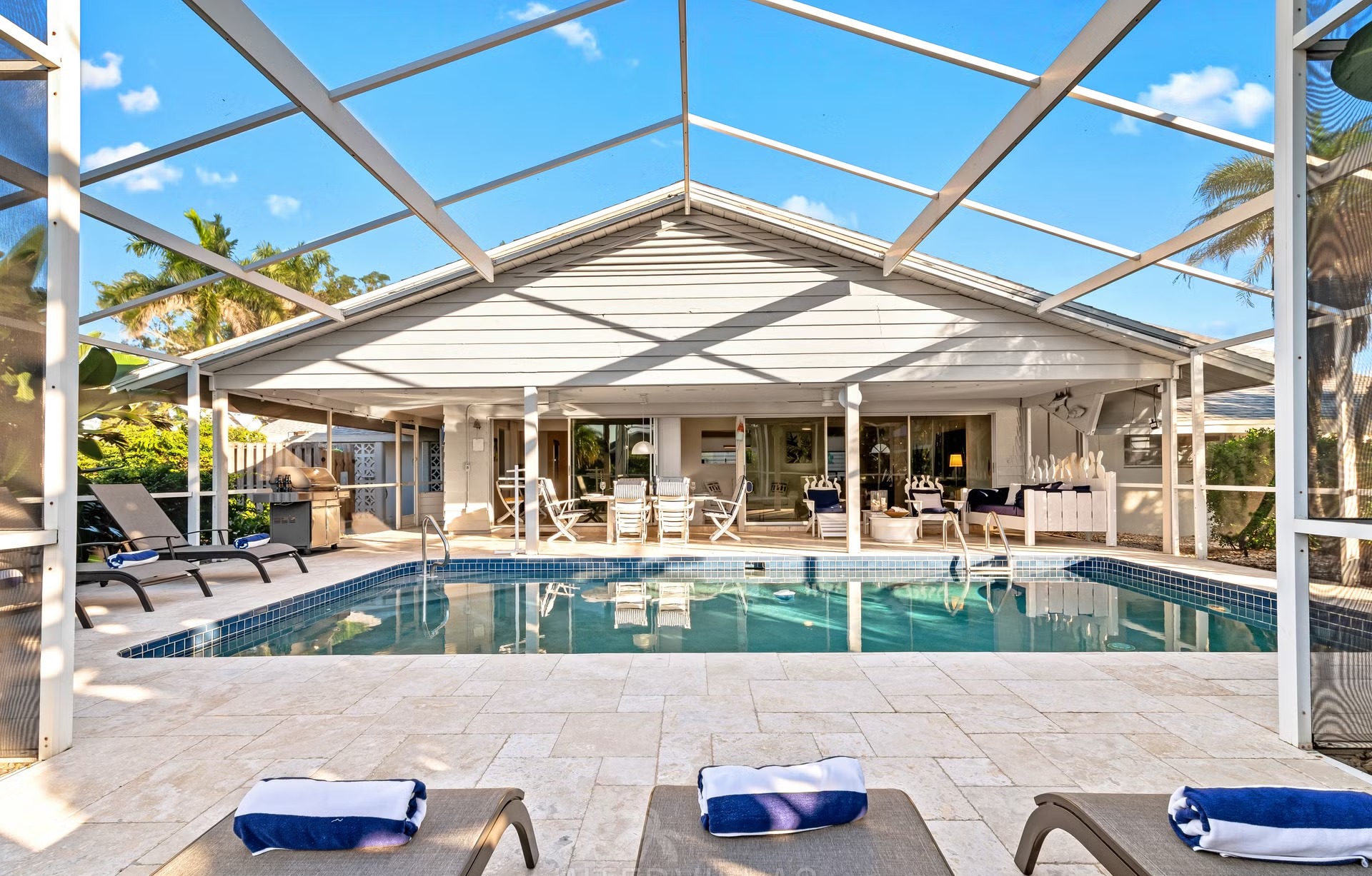 Privates Bootsdock am Kanal mit Tiki-Hut und Sitzbereich.