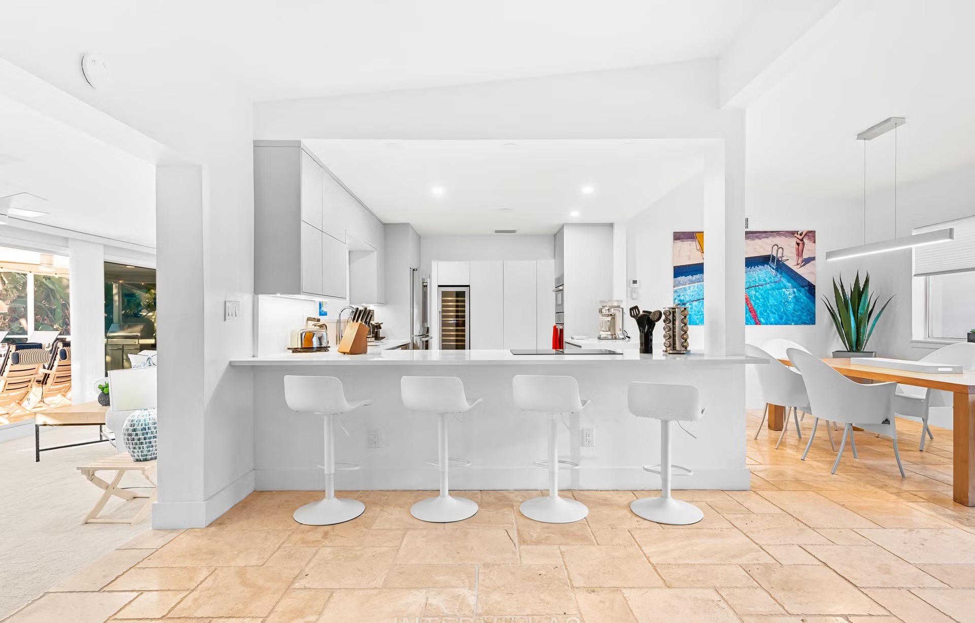 Privates Bootsdock am Kanal mit Tiki Hut und Sitzbereich.