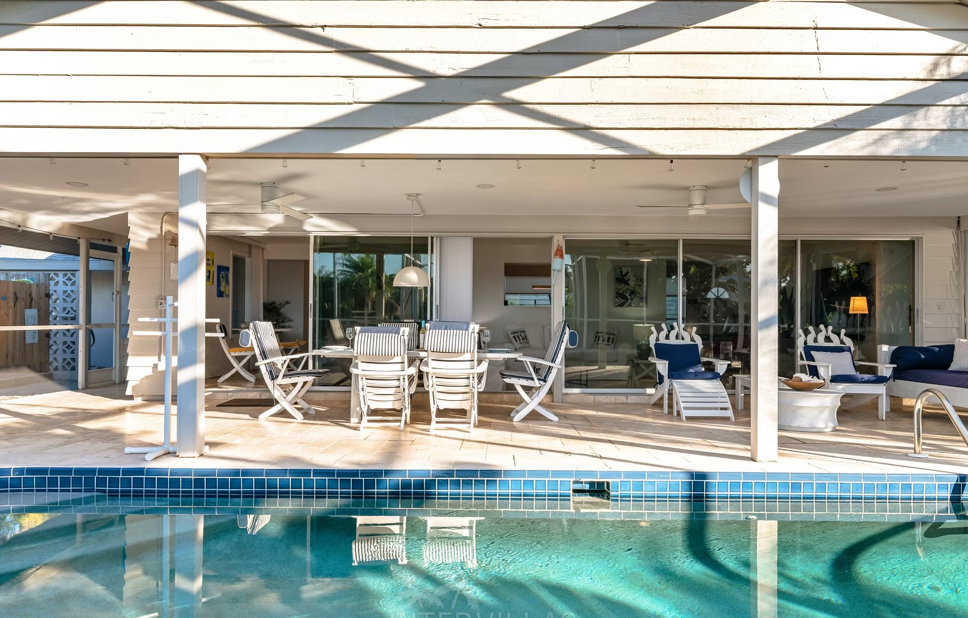 Bootsdock am Kanal mit Tiki Hut und Sitzbereich.