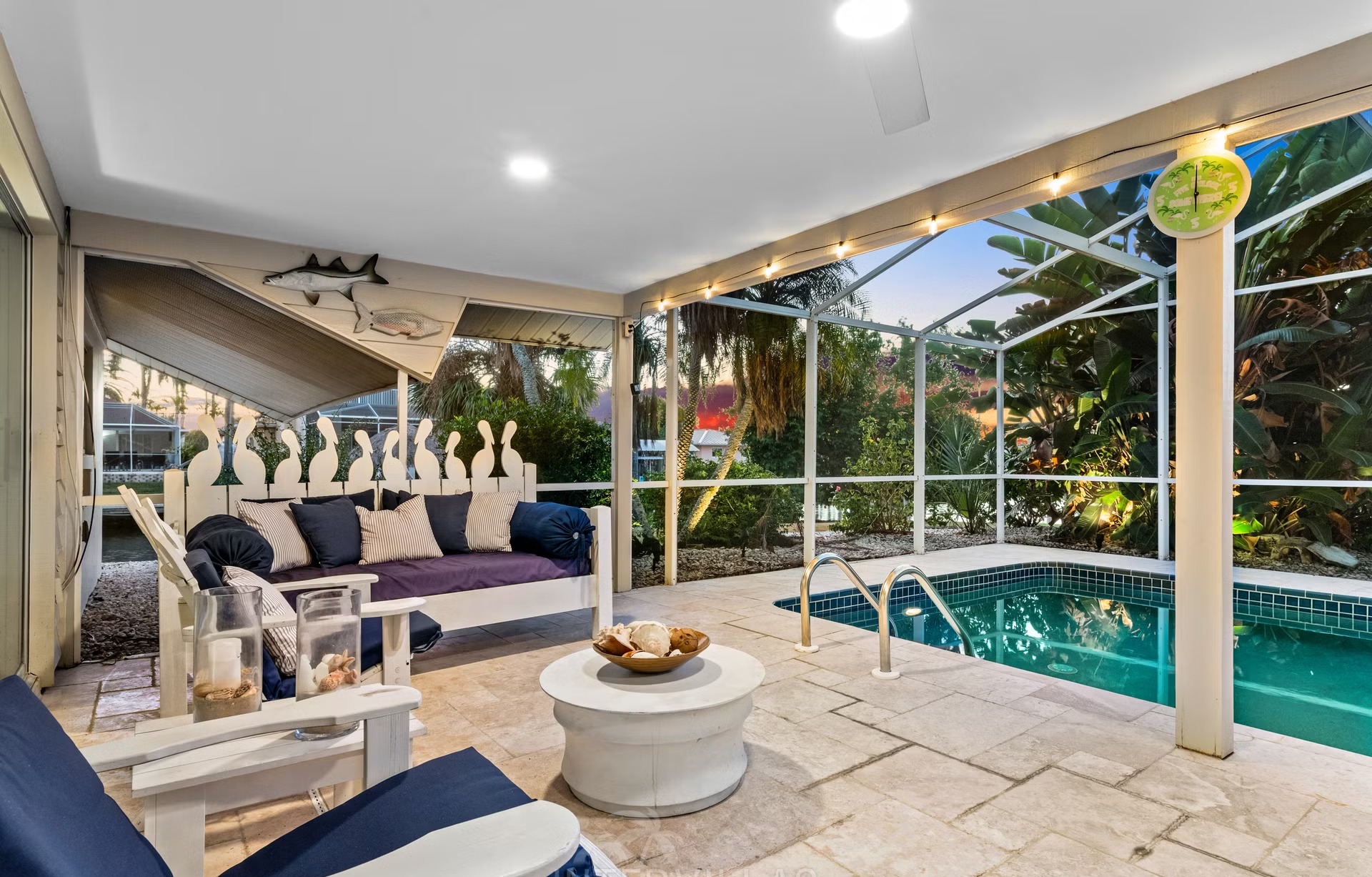 Bootsdock am Kanal mit Tiki Hut und Sitzbereich.