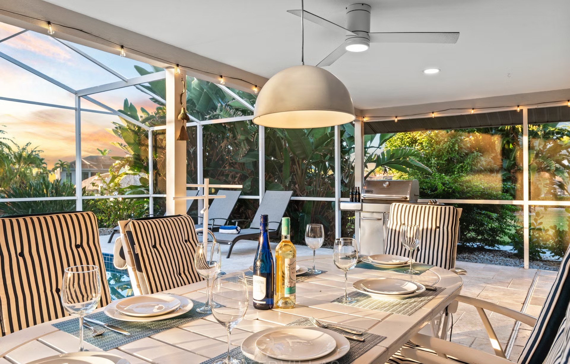 Bootsdock am Kanal mit Tiki Hut und Sitzbereich.