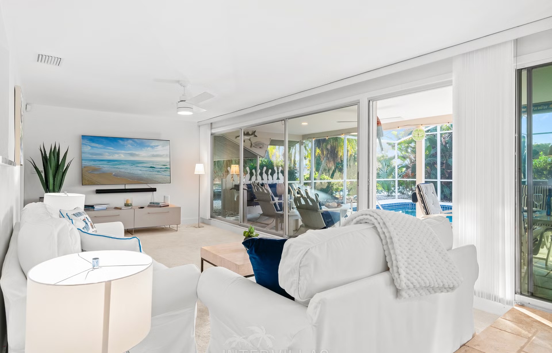 Bootsdock am Kanal mit Tiki Hut und Sitzbereich.