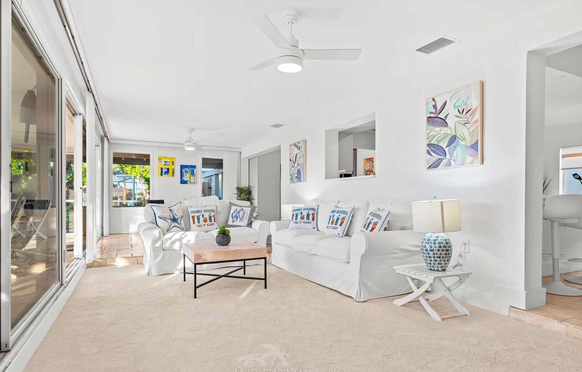 Bootsdock am Kanal mit Tiki Hut und Sitzbereich.