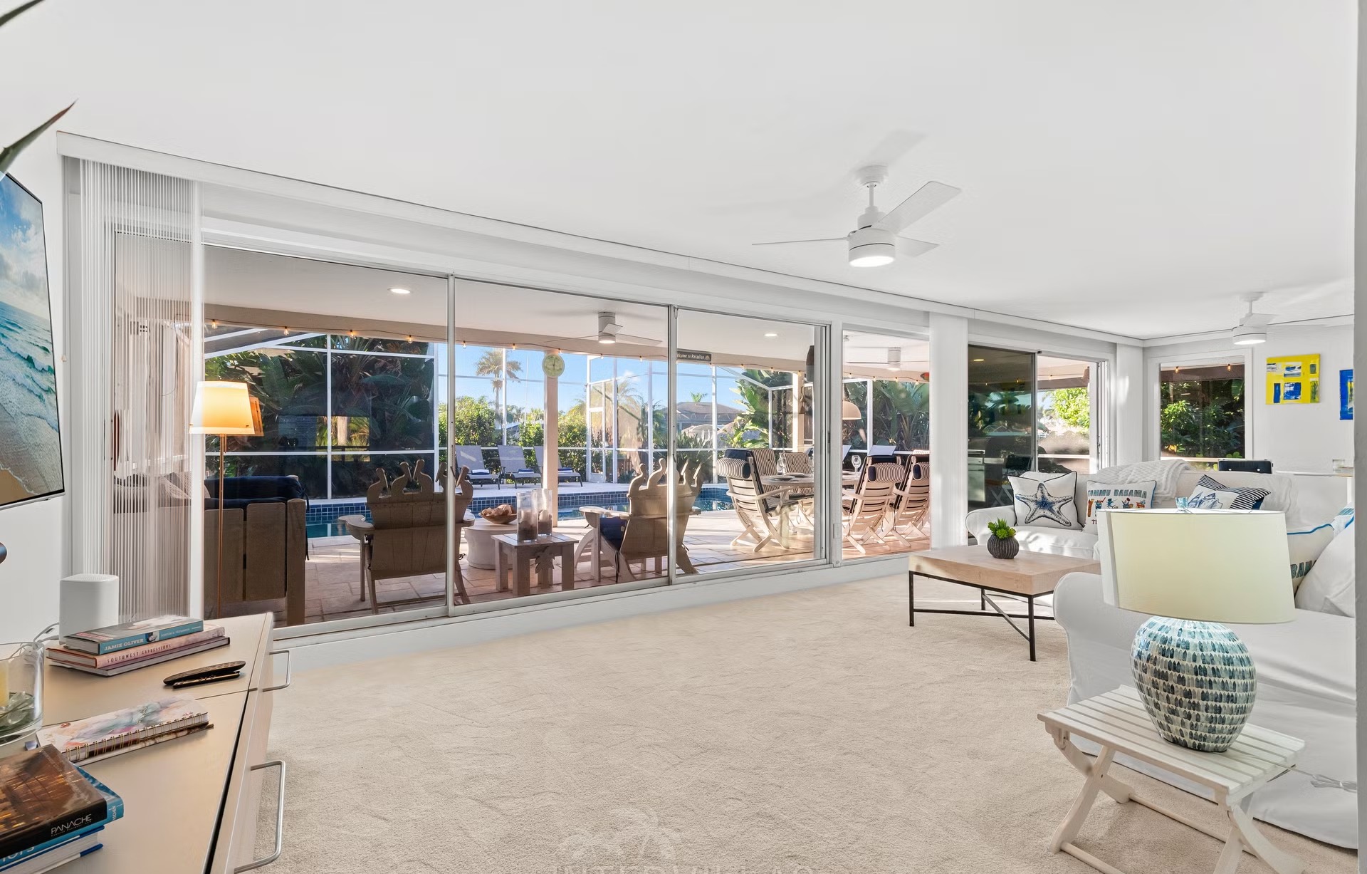 Bootsdock am Kanal mit Tiki Hut und Sitzbereich.